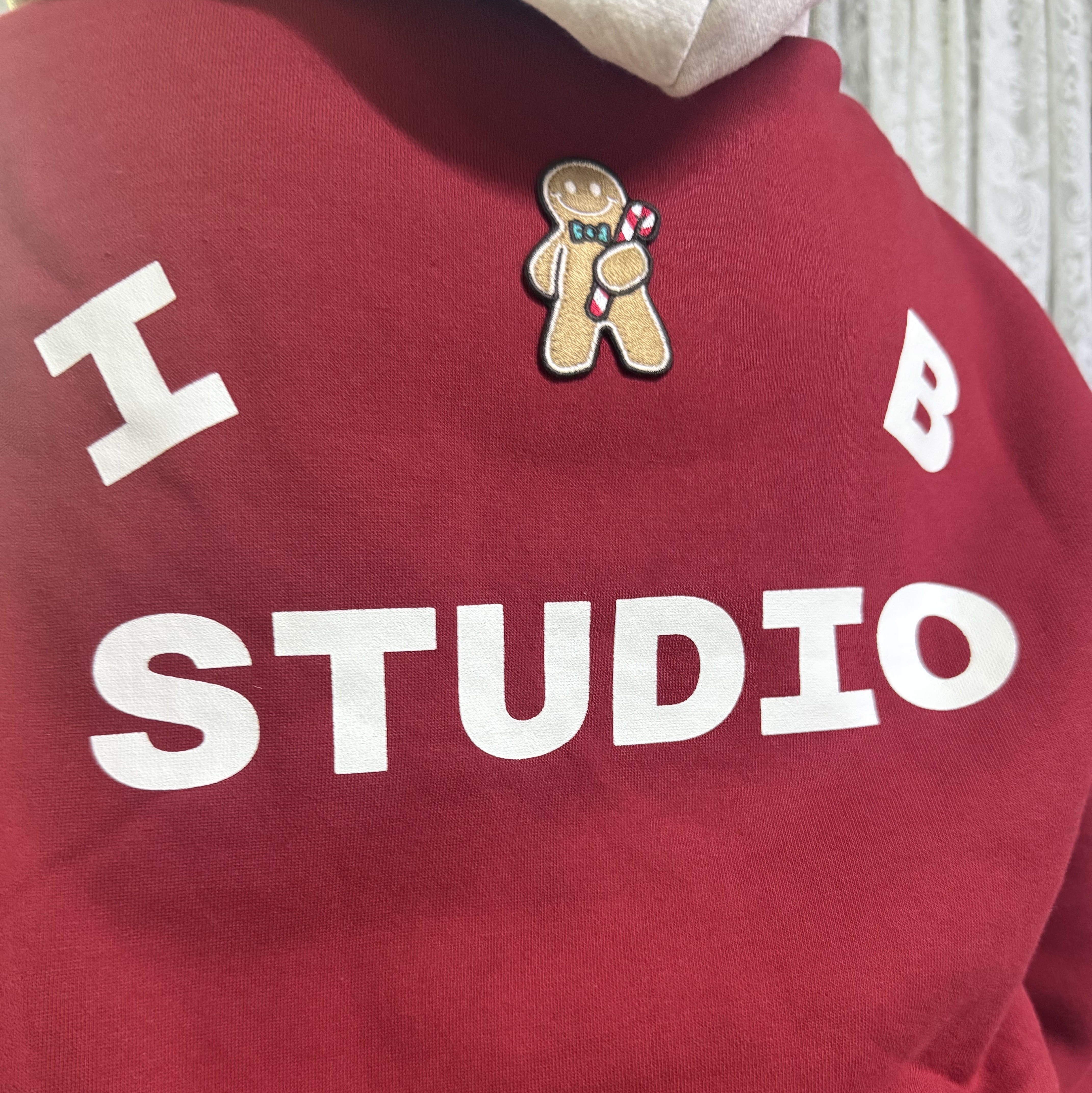 IAB Studio 24 Christmas Hoodie Burgundy Oatmeal 착용 스타일 - 1