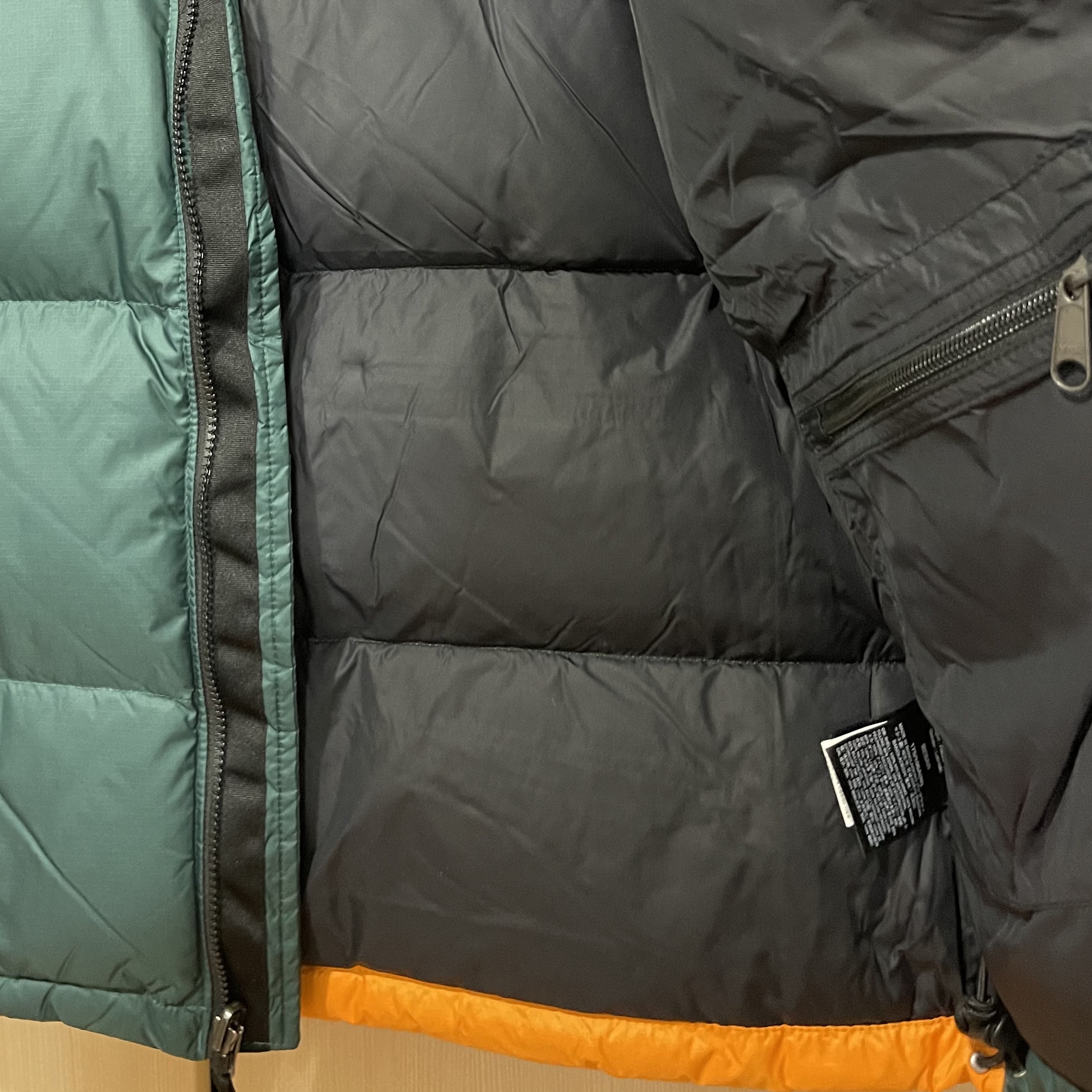 The North Face 1996 Retro Nuptse Jacket Pine 착용 스타일 - 3
