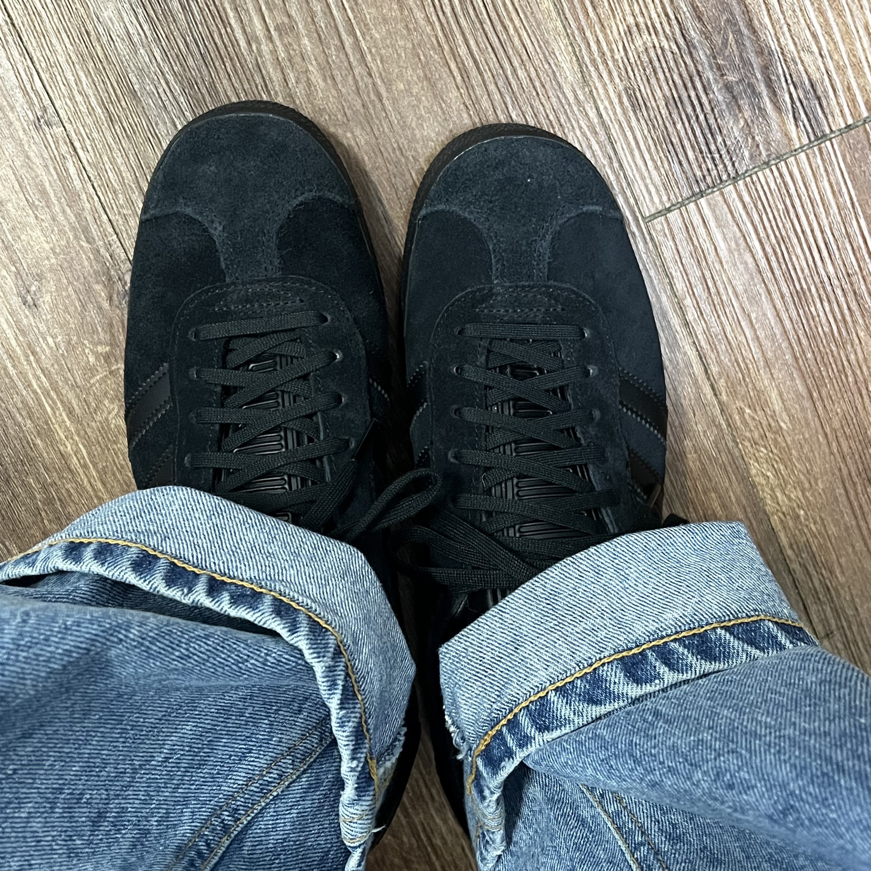 Adidas Gazelle Triple Black 착용 스타일