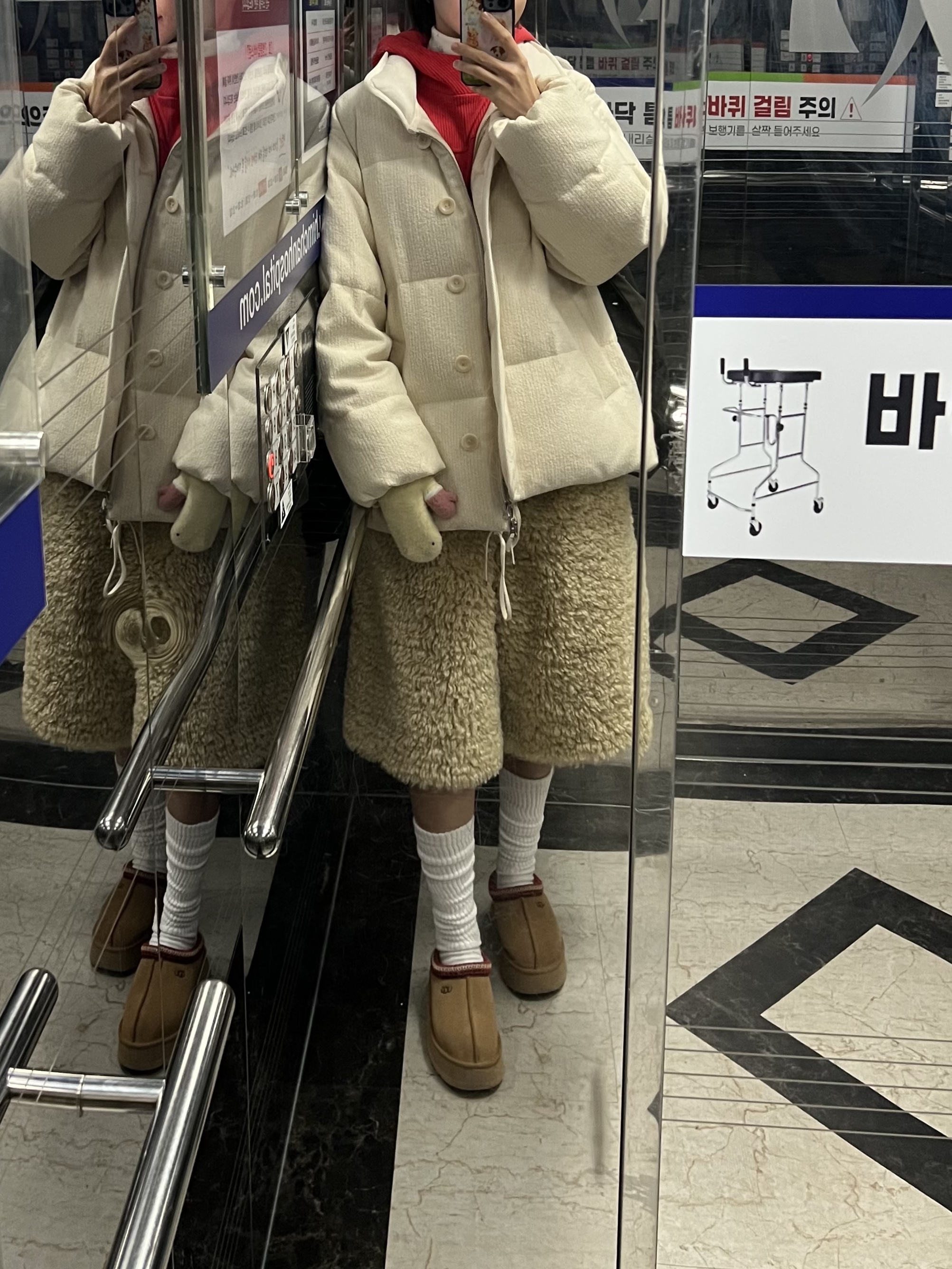 (W) UGG Tazz Slipper Chestnut 착용 스타일 - 1