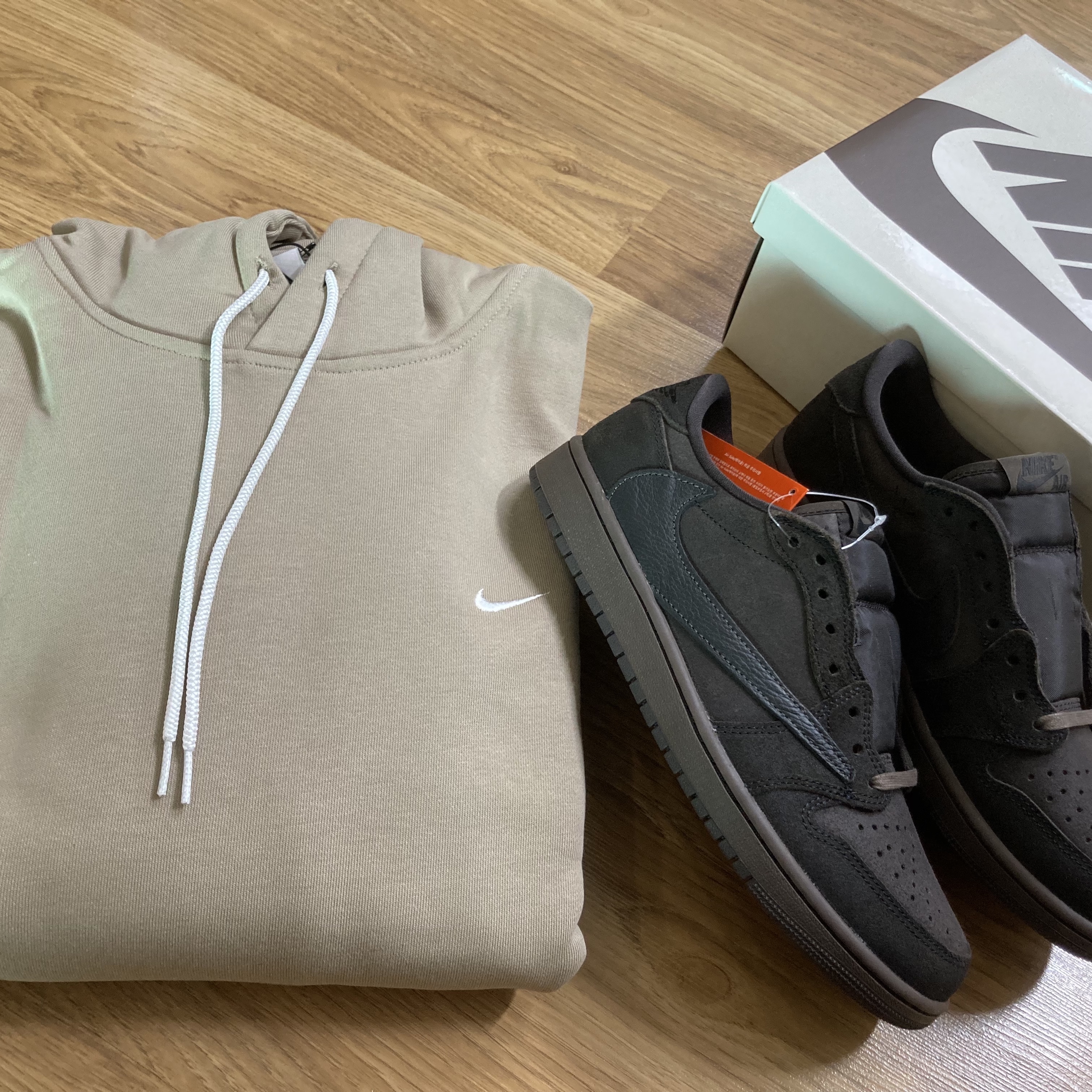 Nike NRG Solo Swoosh Fleece Hoodie Khaki - Asia, Jordan 1 x Travis Scott Retro Low OG SP Velvet Brown and Dark Mocha 착용 스타일