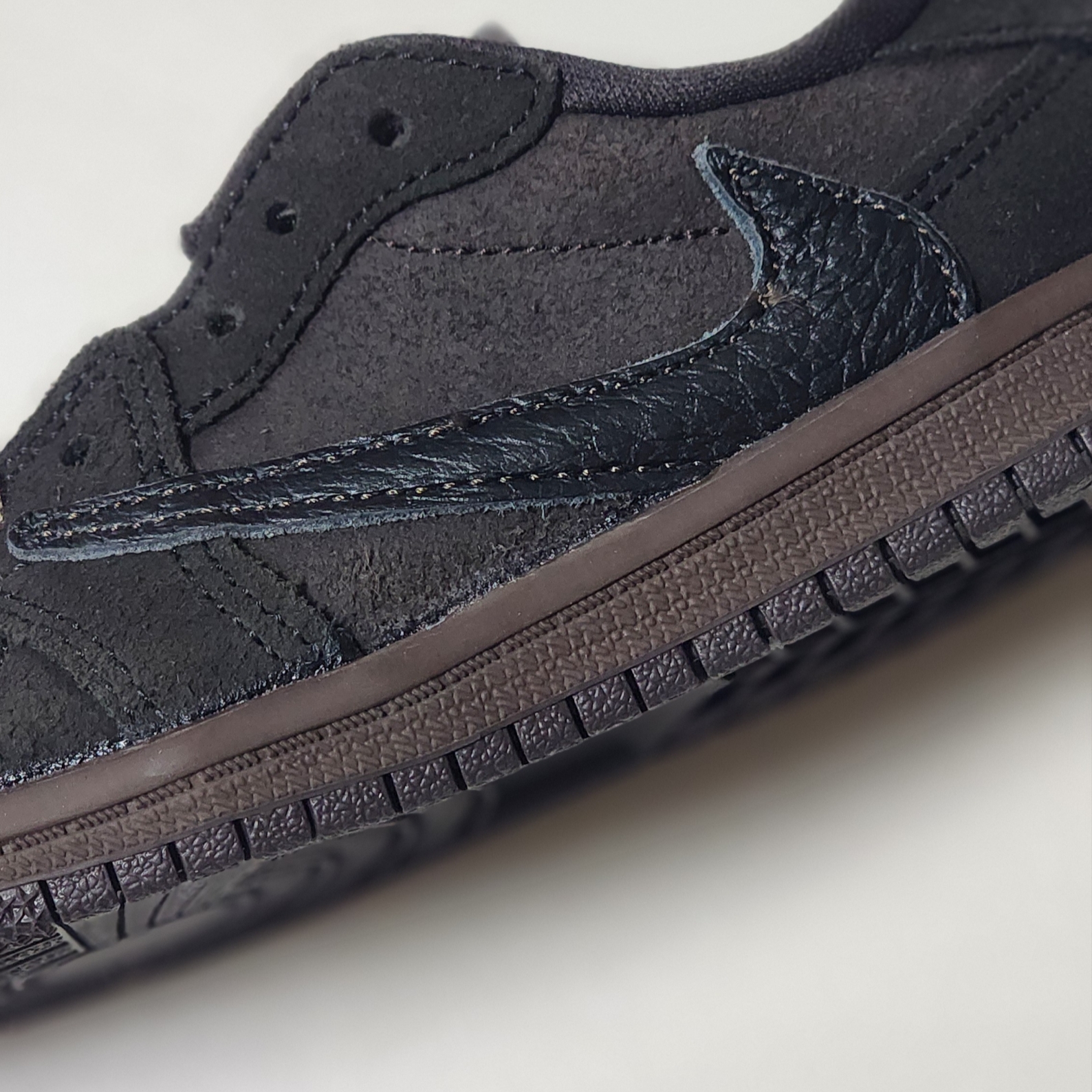 (TD) Jordan 1 x Travis Scott Retro Low OG SP Velvet Brown and Dark Mocha 착용 스타일 - 4
