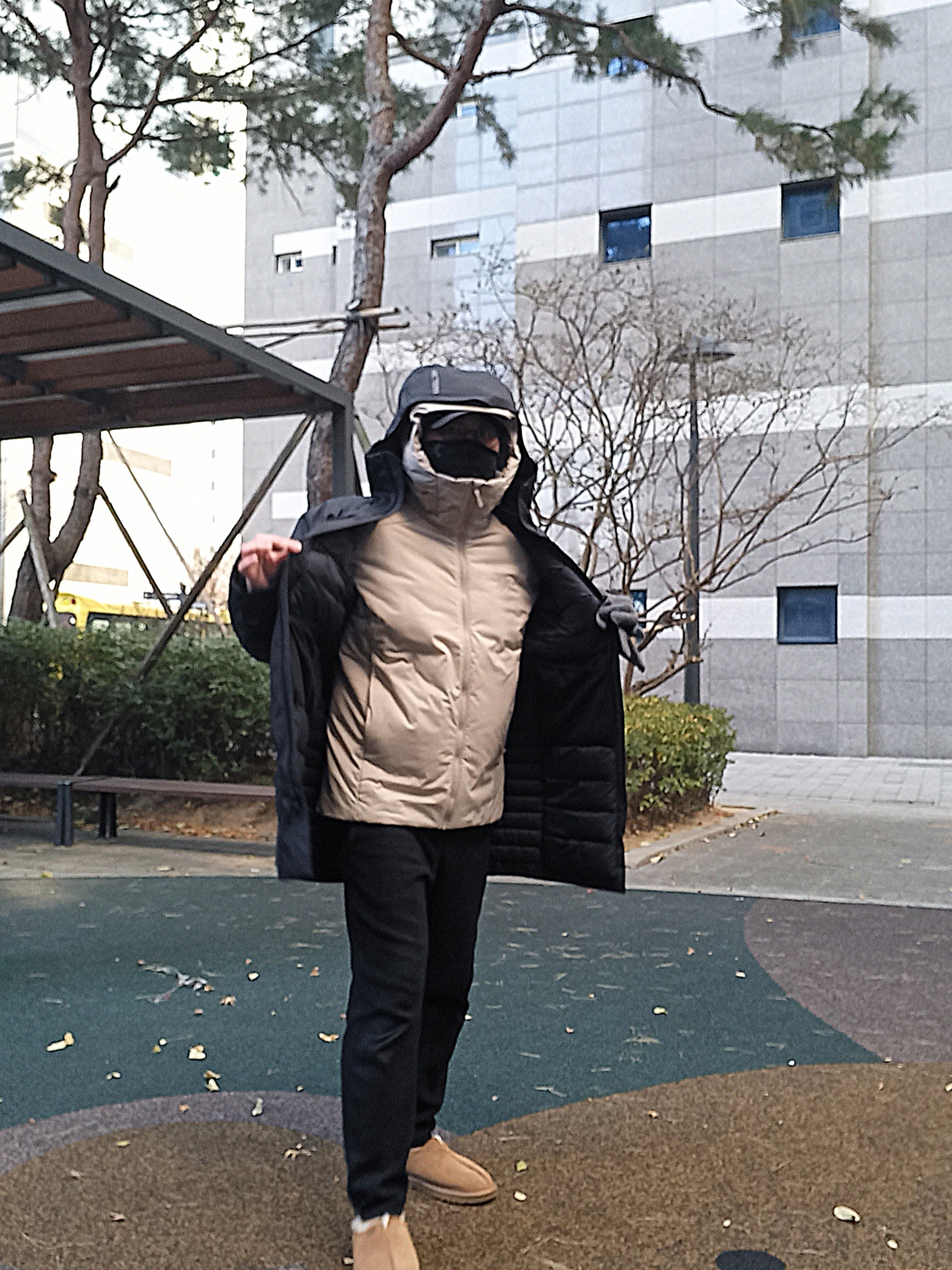 Arc'teryx Atom Heavyweight Hoody Rune, UGG Neuman Chestnut 착용 스타일 - 4