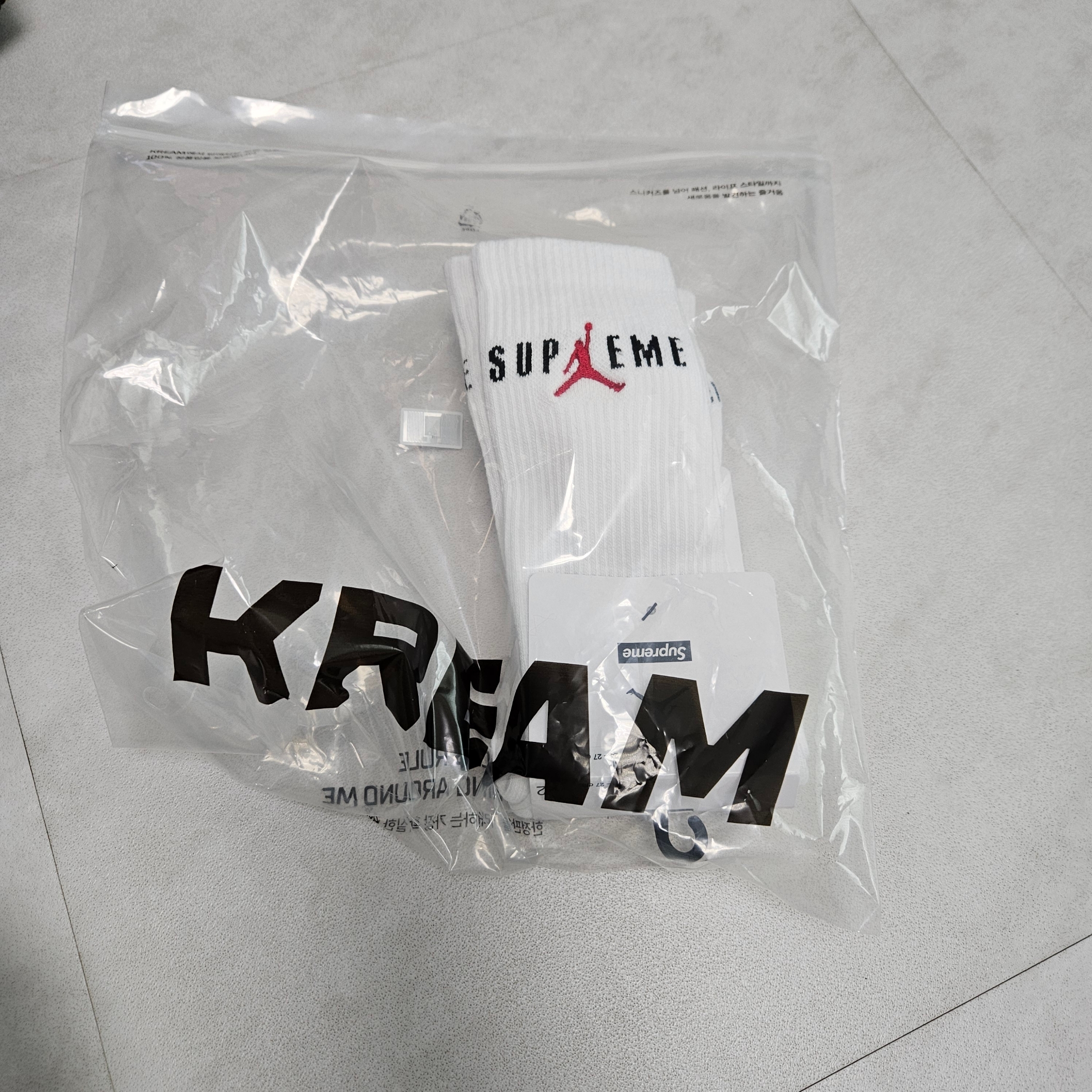 Supreme x Jordan Crew Socks White (2 Pack) - 24FW 착용 스타일 - 2