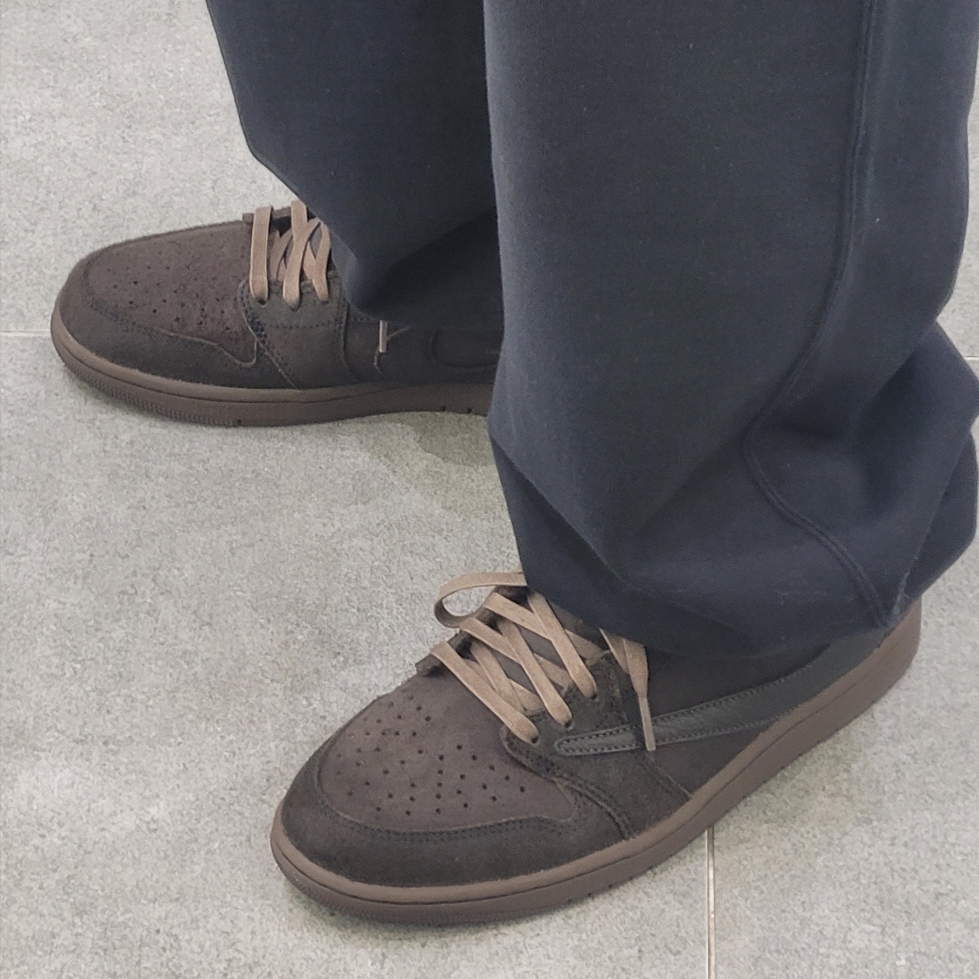 Jordan 1 x Travis Scott Retro Low OG SP Velvet Brown and Dark Mocha 착용 스타일 - 1