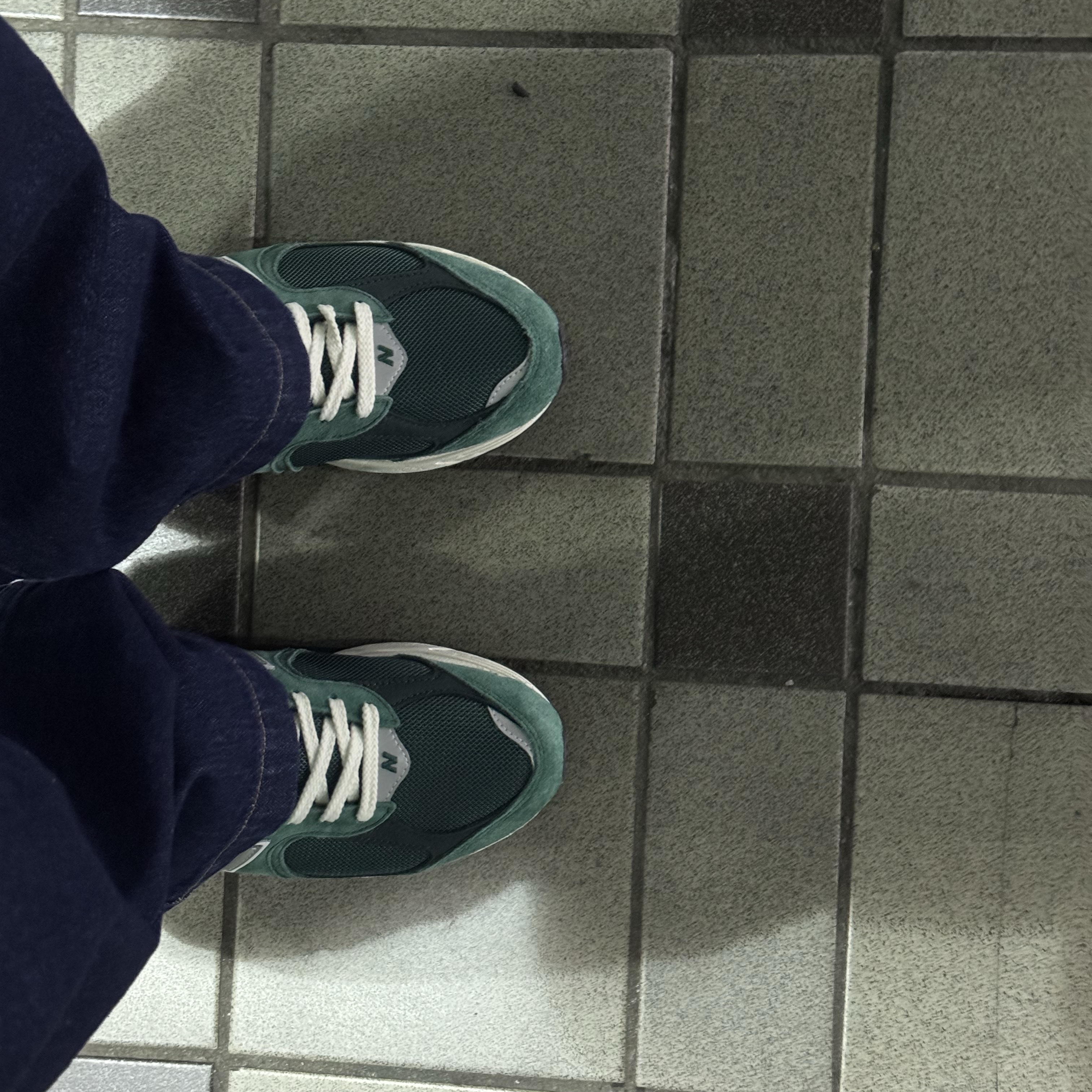 New Balance 2002R Nightwatch Green 착용 스타일 - 2