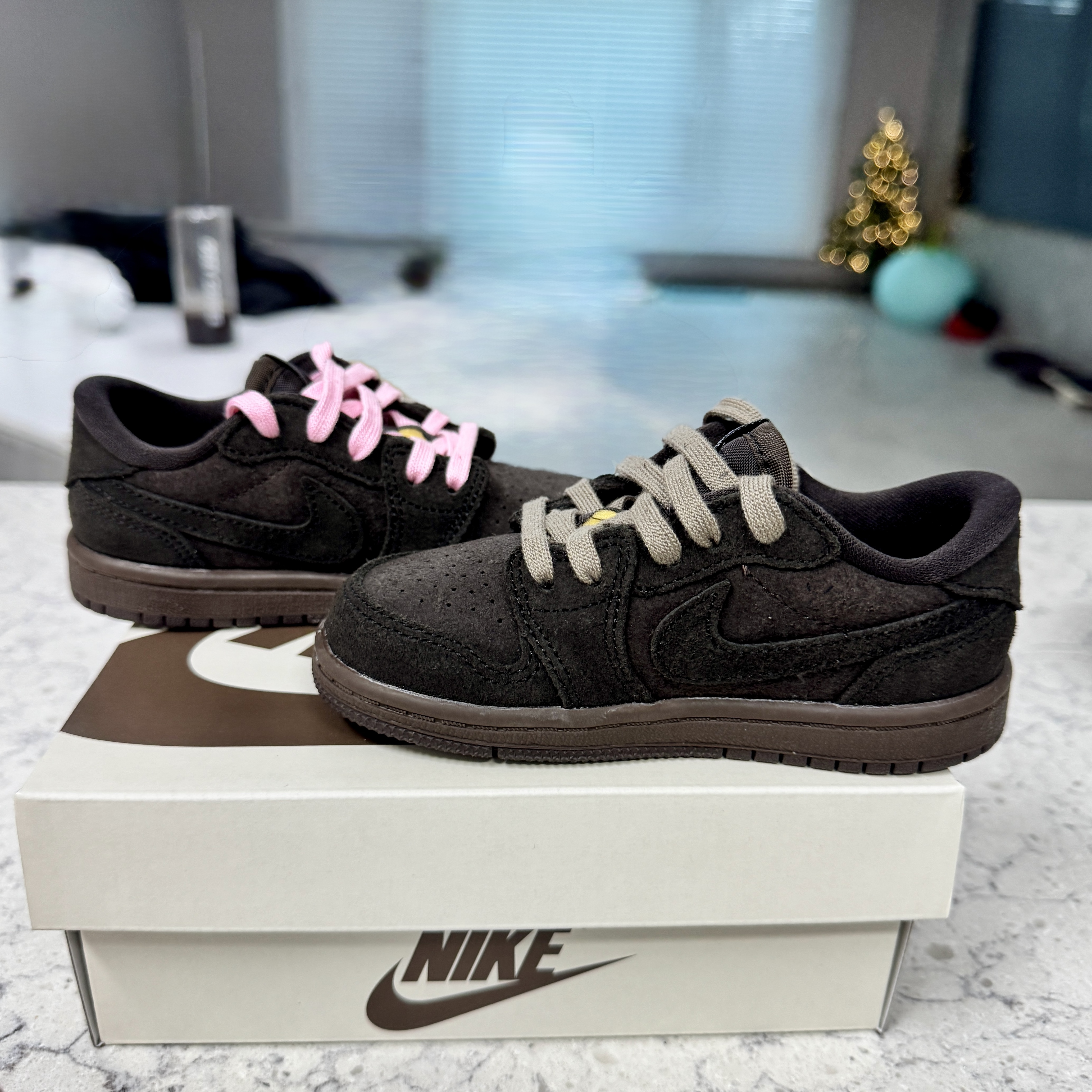 (TD) Jordan 1 x Travis Scott Retro Low OG SP Velvet Brown and Dark Mocha 착용 스타일 - 2