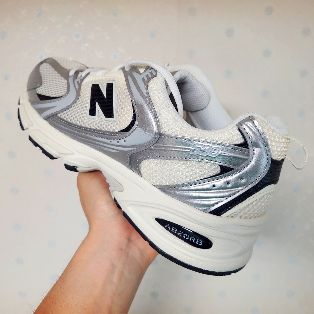 New Balance 530 Angora Cream Silver 착용 스타일 - 2