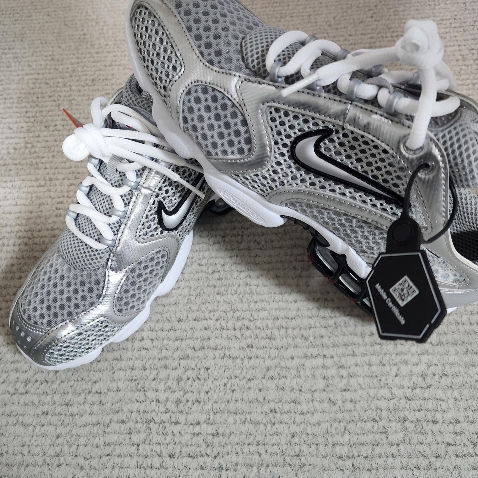 Nike V2K Run Metallic Silver White 착용 스타일 - 1
