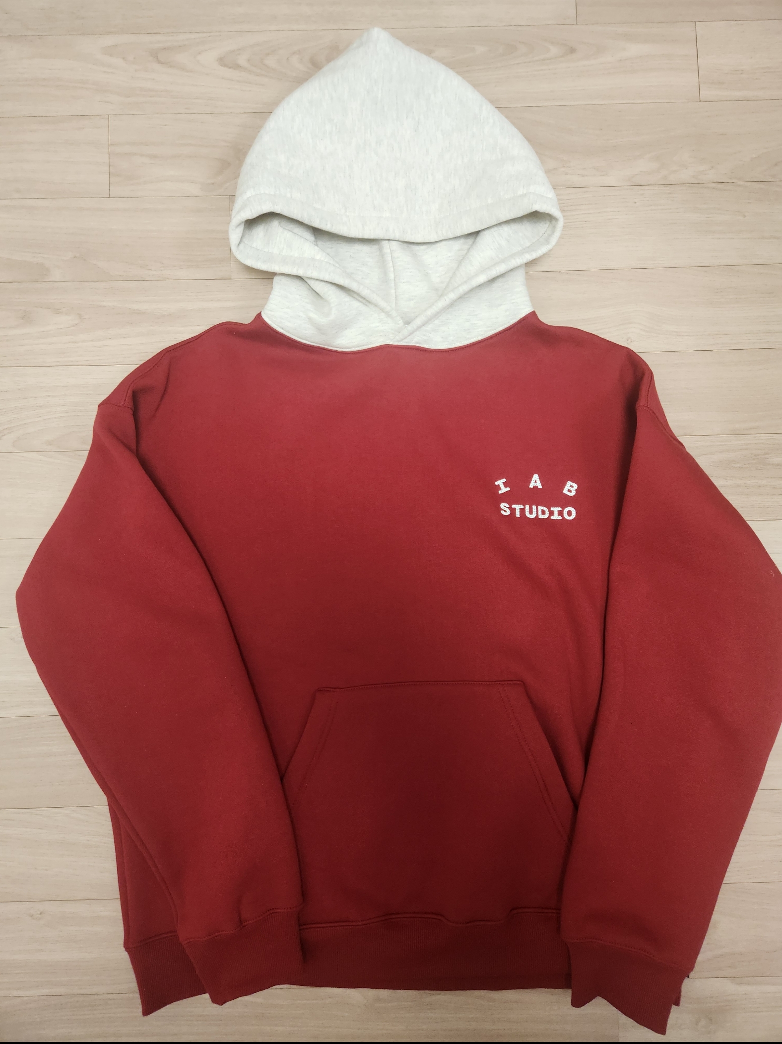 IAB Studio 24 Christmas Hoodie Burgundy Oatmeal 착용 스타일 - 1
