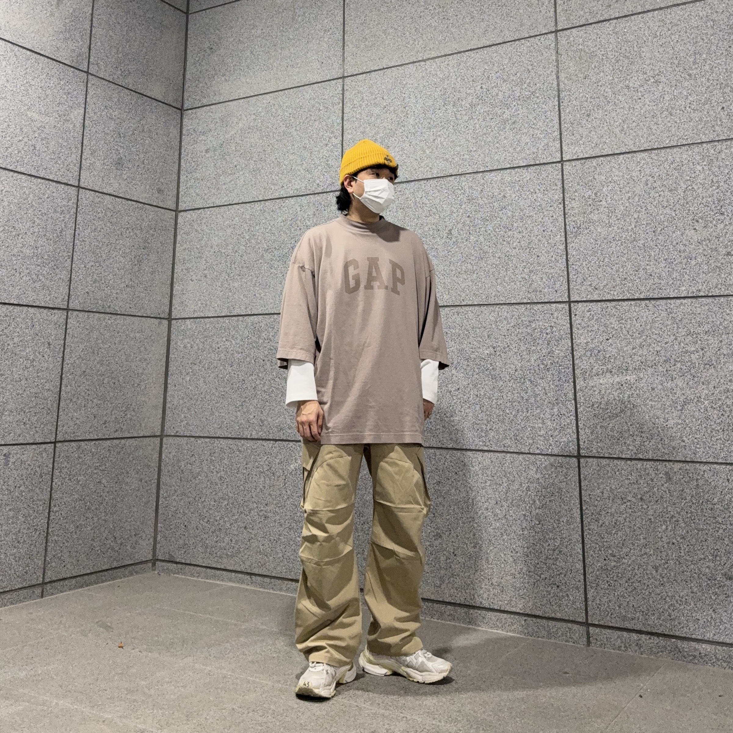 Yeezy Gap Engineered By Balenciaga Dove 3/4 Sleeve T-Shirt Beige, Surgery Clover Logo Beanie Ver.2 Mustard 착용 스타일 - 3