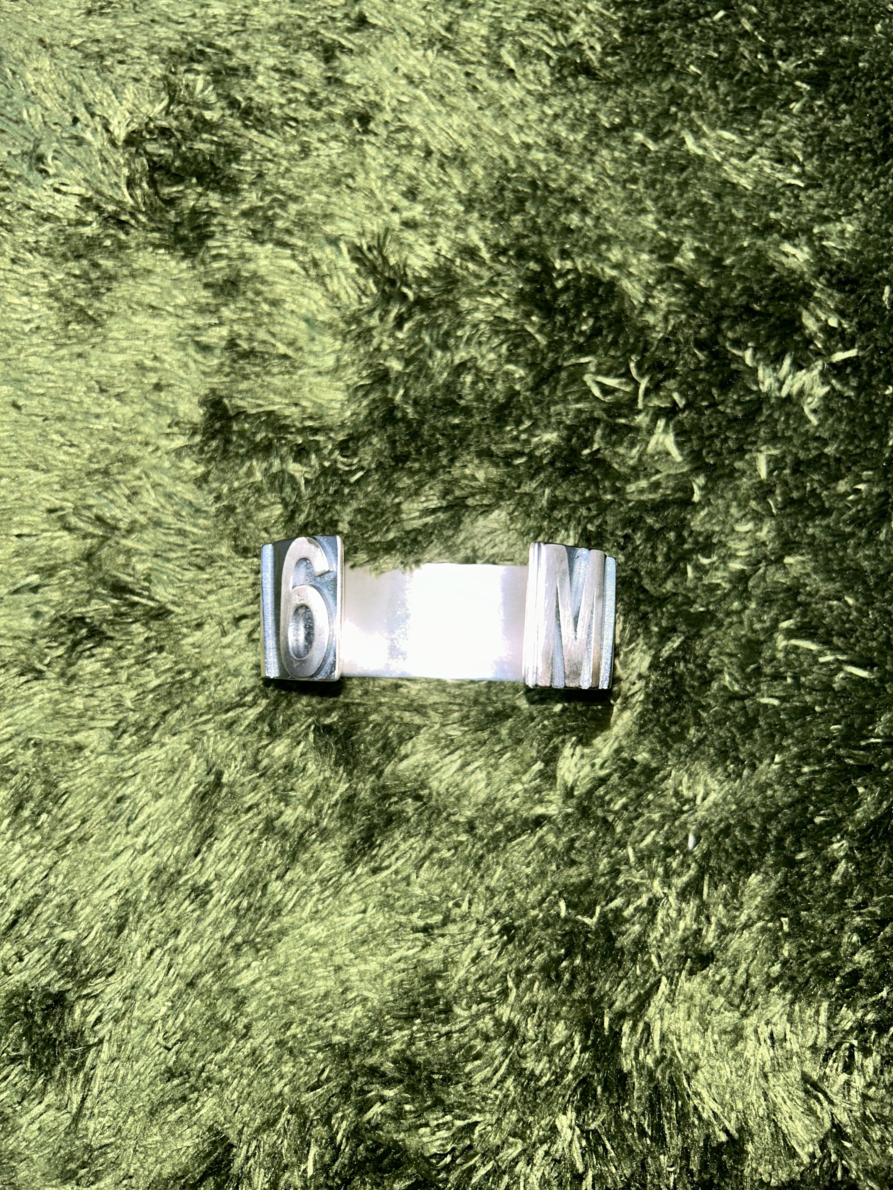 (W) MM6 Maison Margiela Logo Bracelet Silver 착용 스타일 - 3