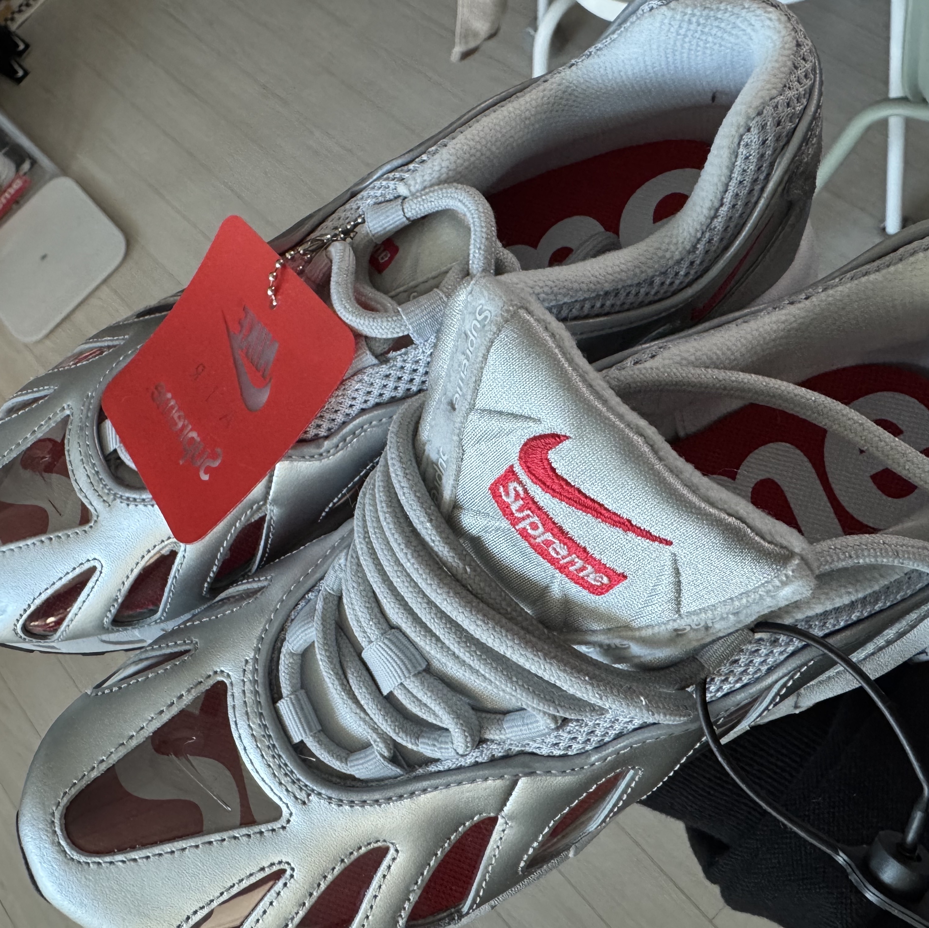 Nike x Supreme Air Max 96 Metallic Silver 착용 스타일