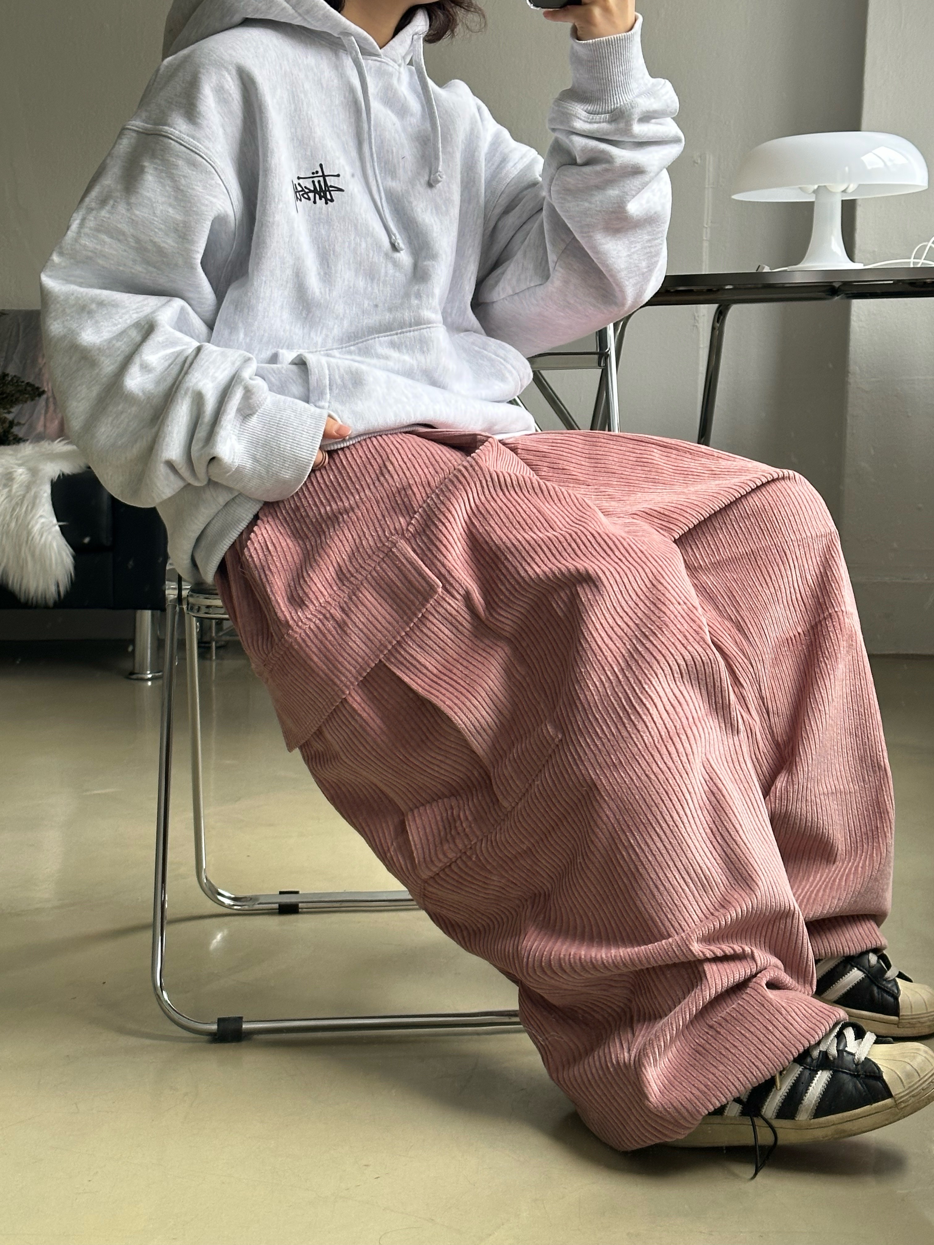 Stussy Basic Stussy Hoodie Ash Heather 2023, Adidas Superstar Premium Black White 착용 스타일 - 1