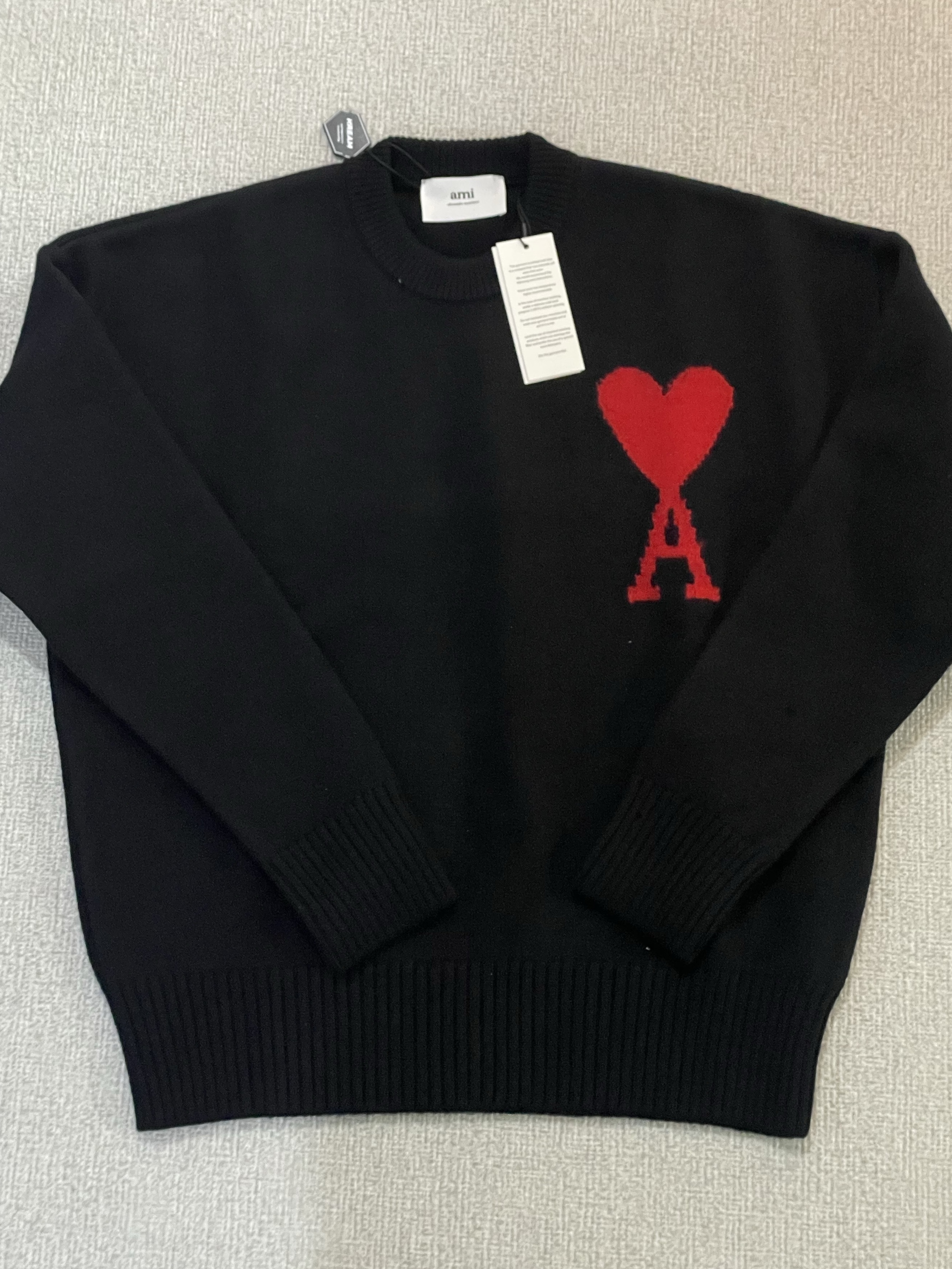 AMI de Coeur Oversize Intarsia Sweater Black Red 착용 스타일