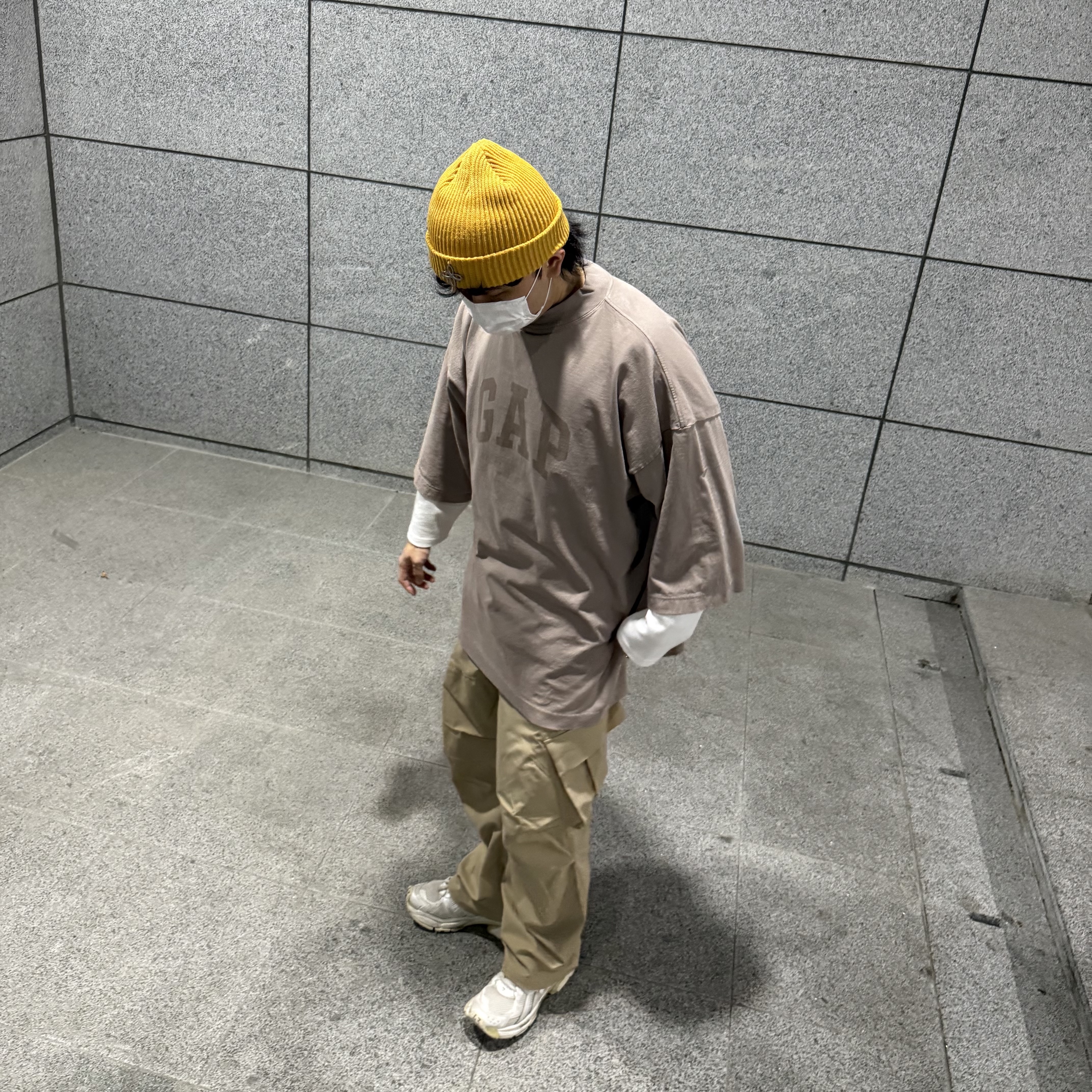 Yeezy Gap Engineered By Balenciaga Dove 3/4 Sleeve T-Shirt Beige, Surgery Clover Logo Beanie Ver.2 Mustard 착용 스타일 - 5