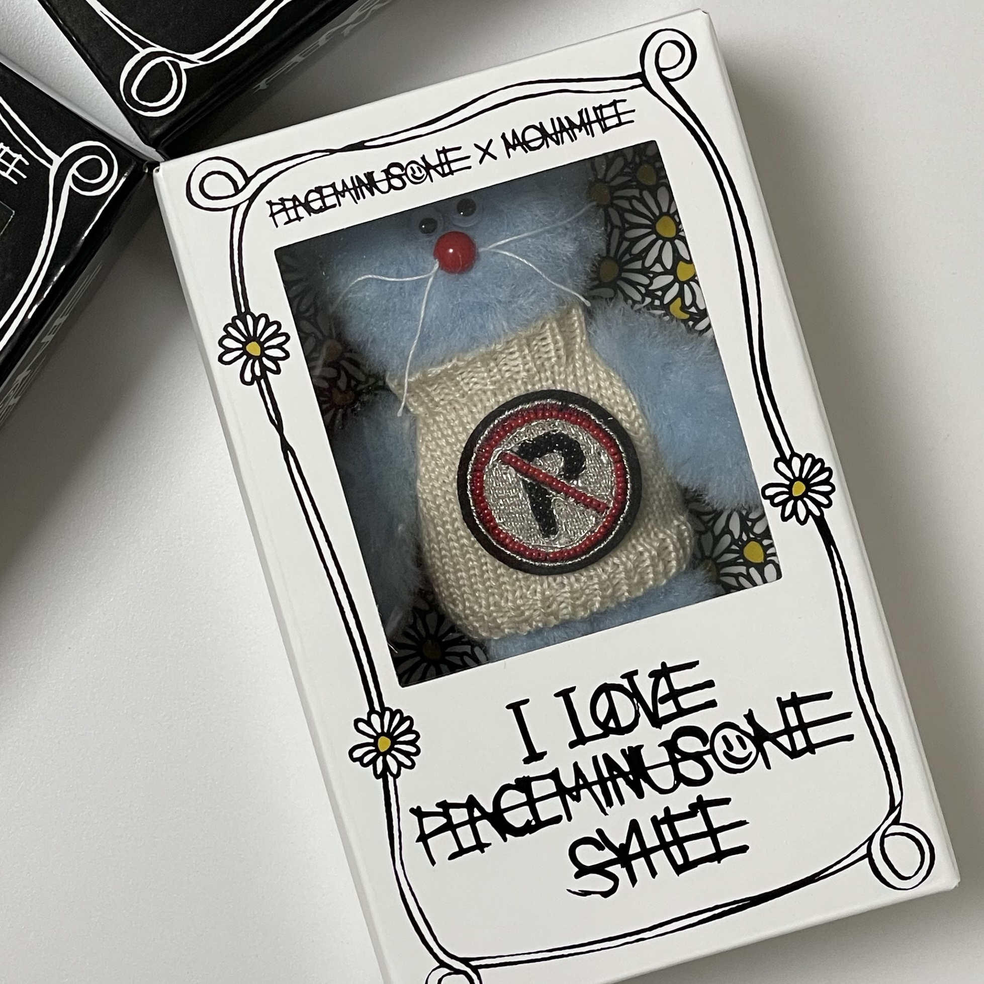 Monamhee x Peaceminusone Syhee Plush Keyring 착용 스타일
