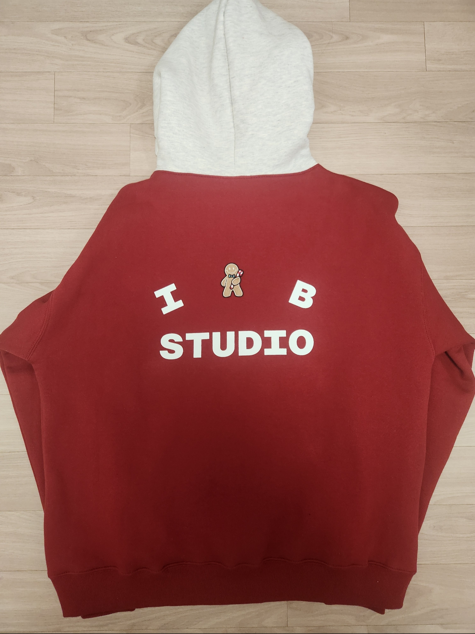 IAB Studio 24 Christmas Hoodie Burgundy Oatmeal 착용 스타일 - 2