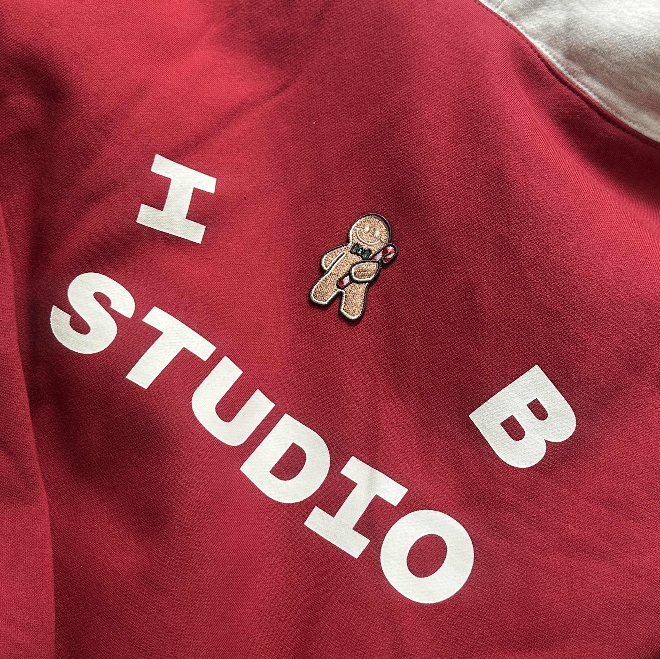 IAB Studio 24 Christmas Hoodie Burgundy Oatmeal 착용 스타일