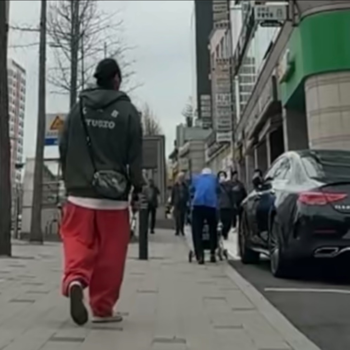 Jordan x Travis Scott Jumpman Jack TR Black and Dark Mocha, Nike x Stussy Reversible Jacket Black (FJ9154-010) 착용 스타일 - 7
