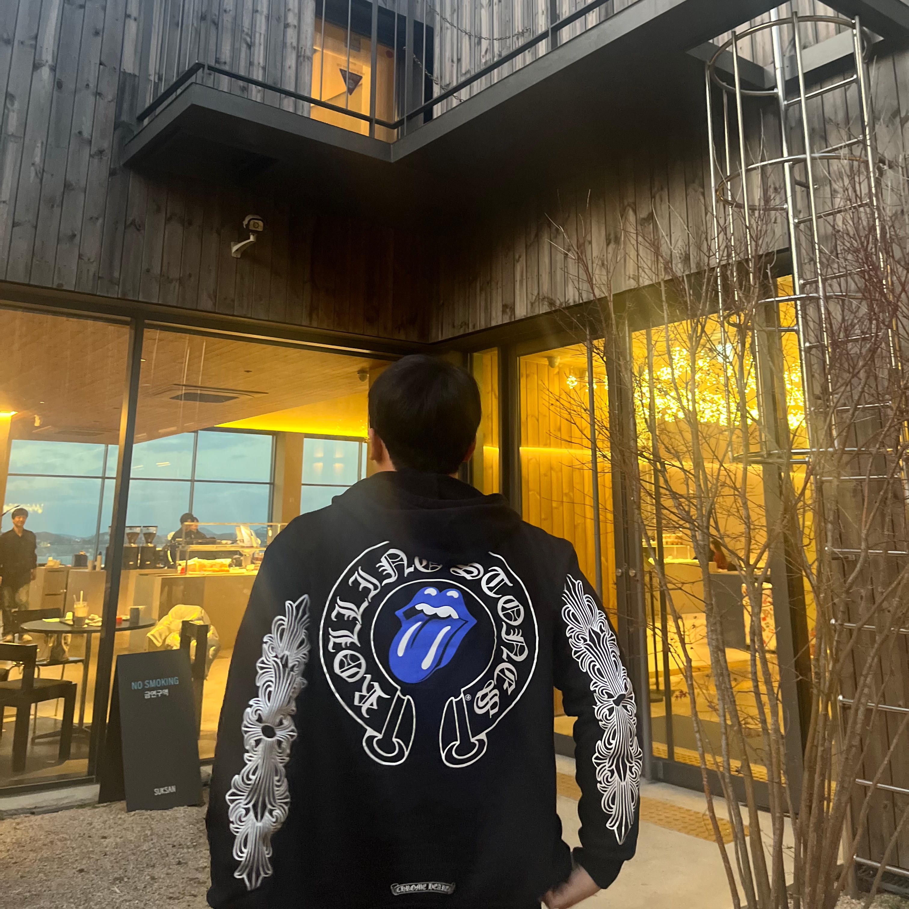 Chrome Hearts x Rolling Stones Hoodie White Blue, Chrome Hearts Horseshoe Floral Fleece Zip-Up Hoodie Black 착용 스타일 - 1