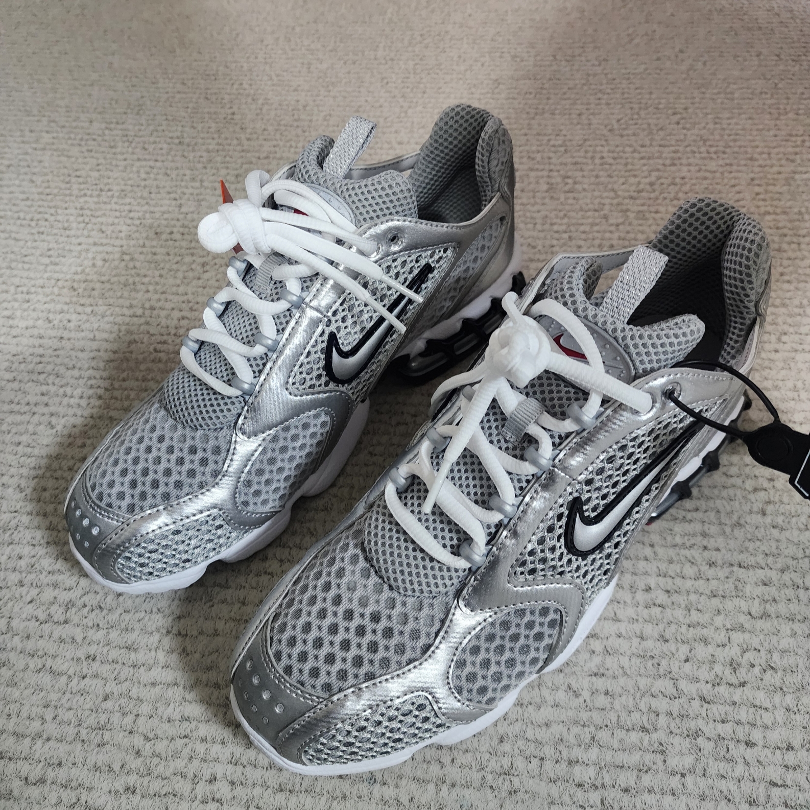 Nike V2K Run Metallic Silver White 착용 스타일 - 2
