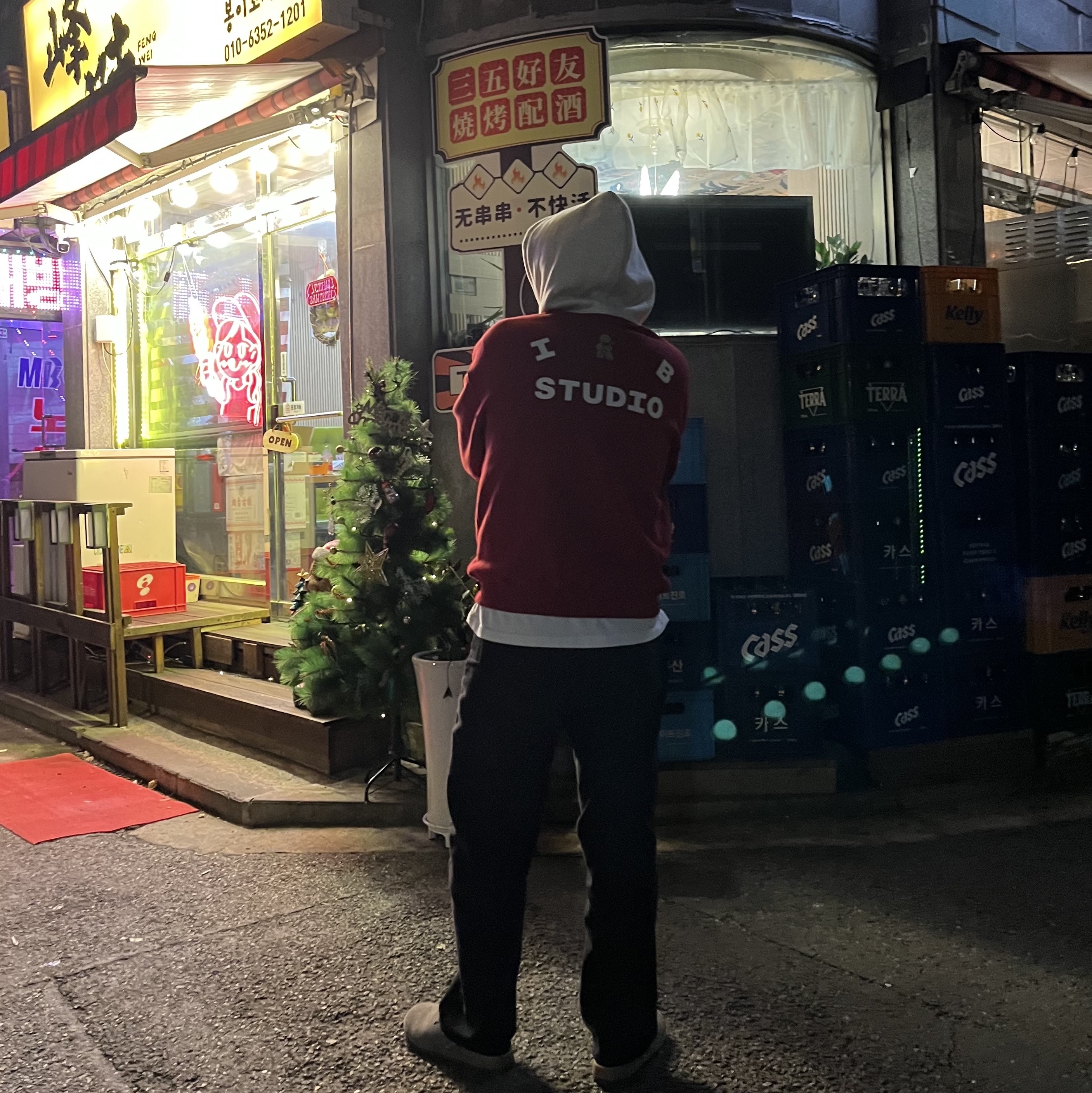 IAB Studio 24 Christmas Hoodie Burgundy Oatmeal 착용 스타일