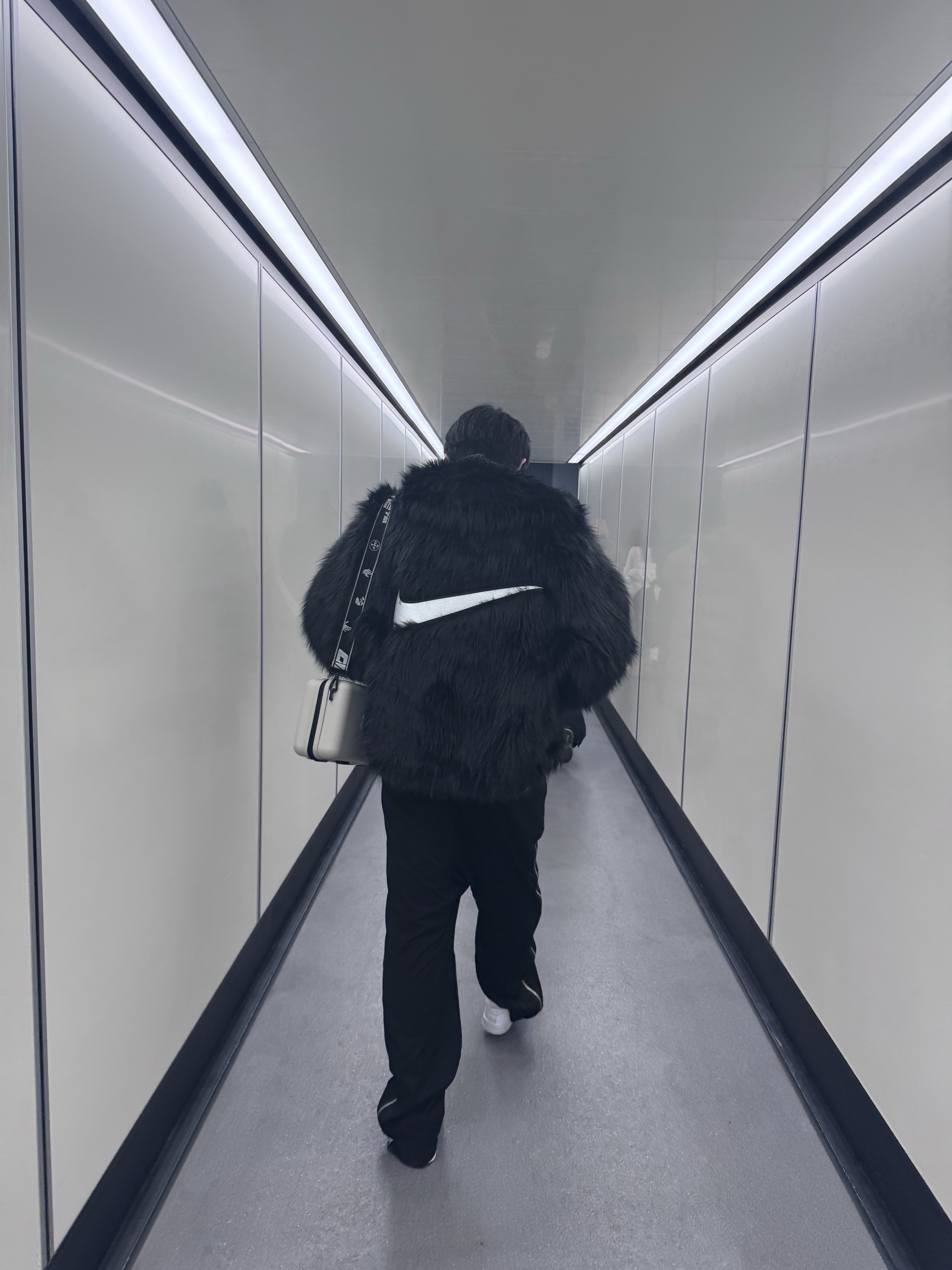 Nike Air Force 1 '07 Low White, (W) Nike x Ambush Reversible Faux-Fur Coat Black 착용 스타일 - 2