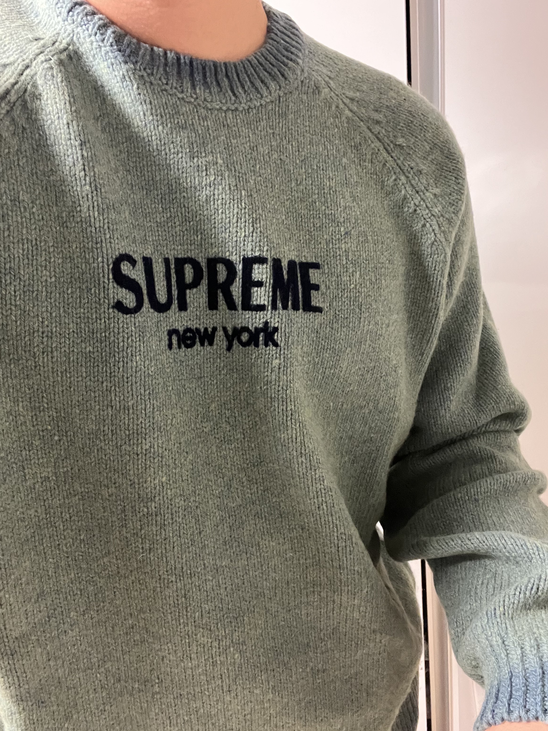 Supreme Flocked Logo Sweater Green - 24FW 착용 스타일