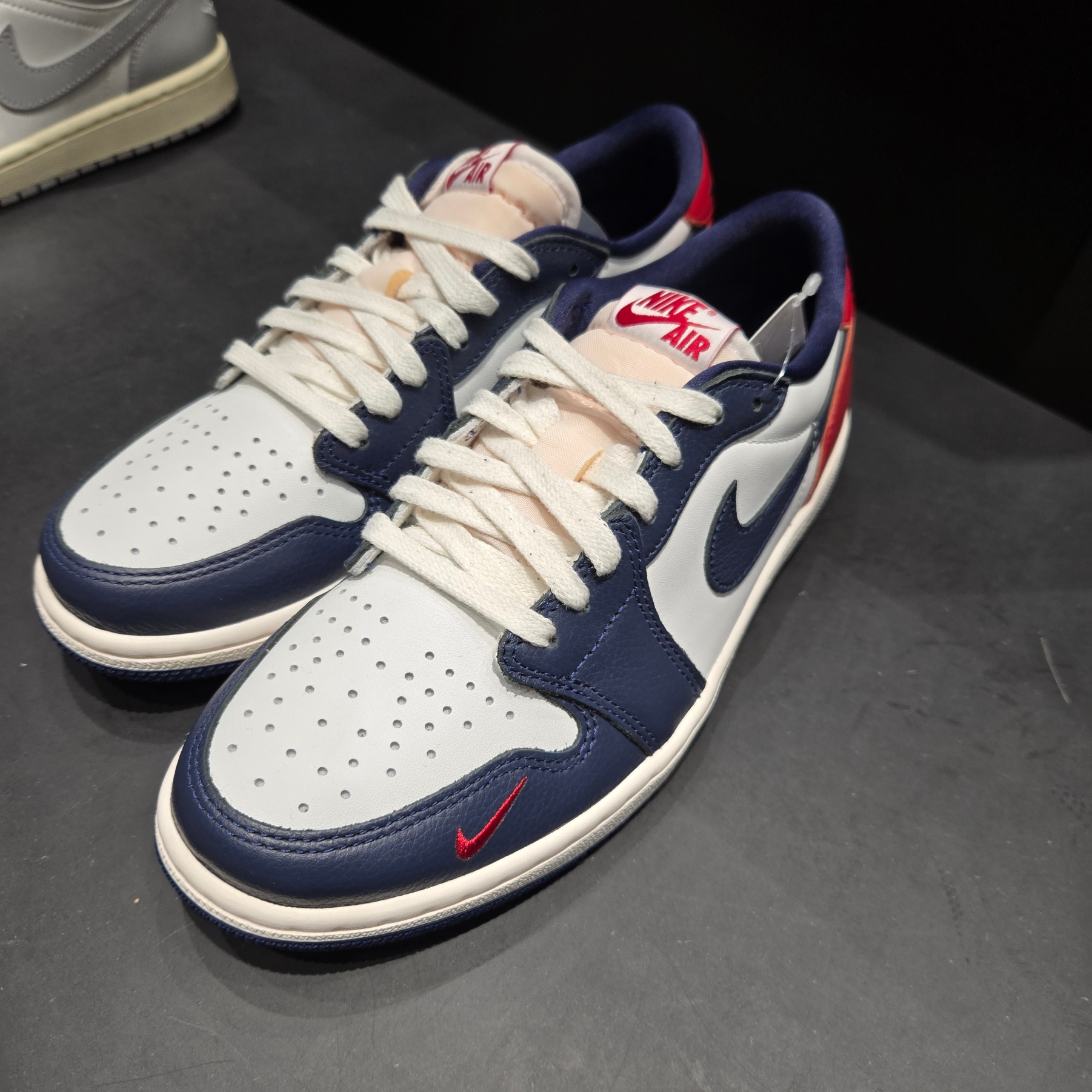 Jordan 1 Retro Low OG Gym Red and Midnight Navy 착용 스타일