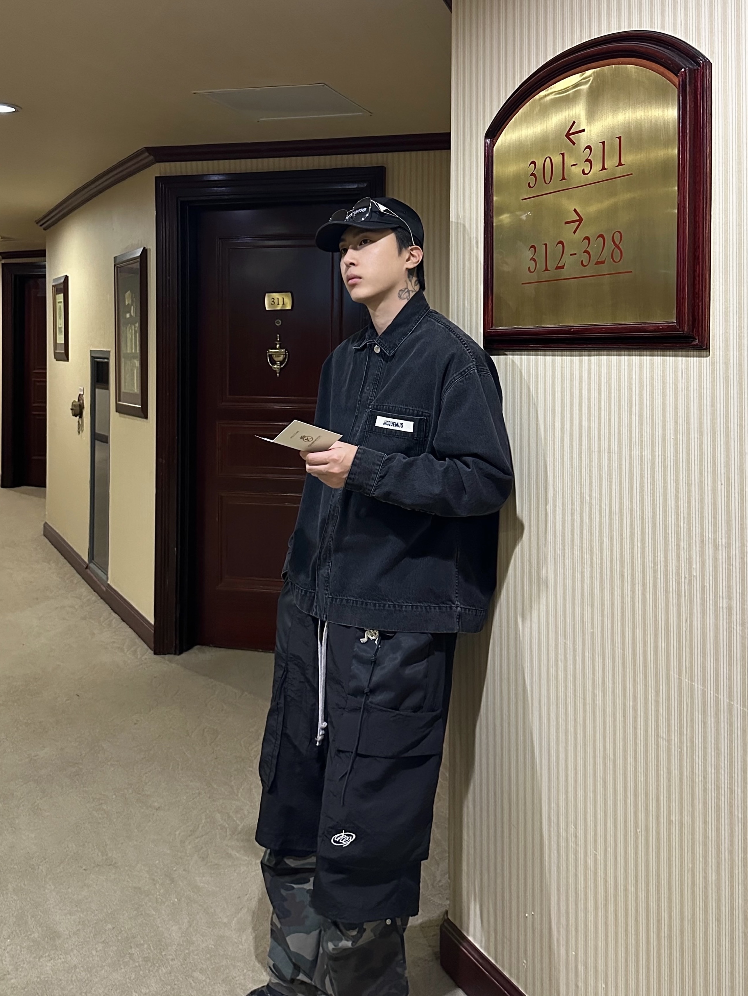 Jacquemus La Chemise De Nimes Boxy Denim Shirt Black, Nike Air Kukini Triple Black 착용 스타일 - 2