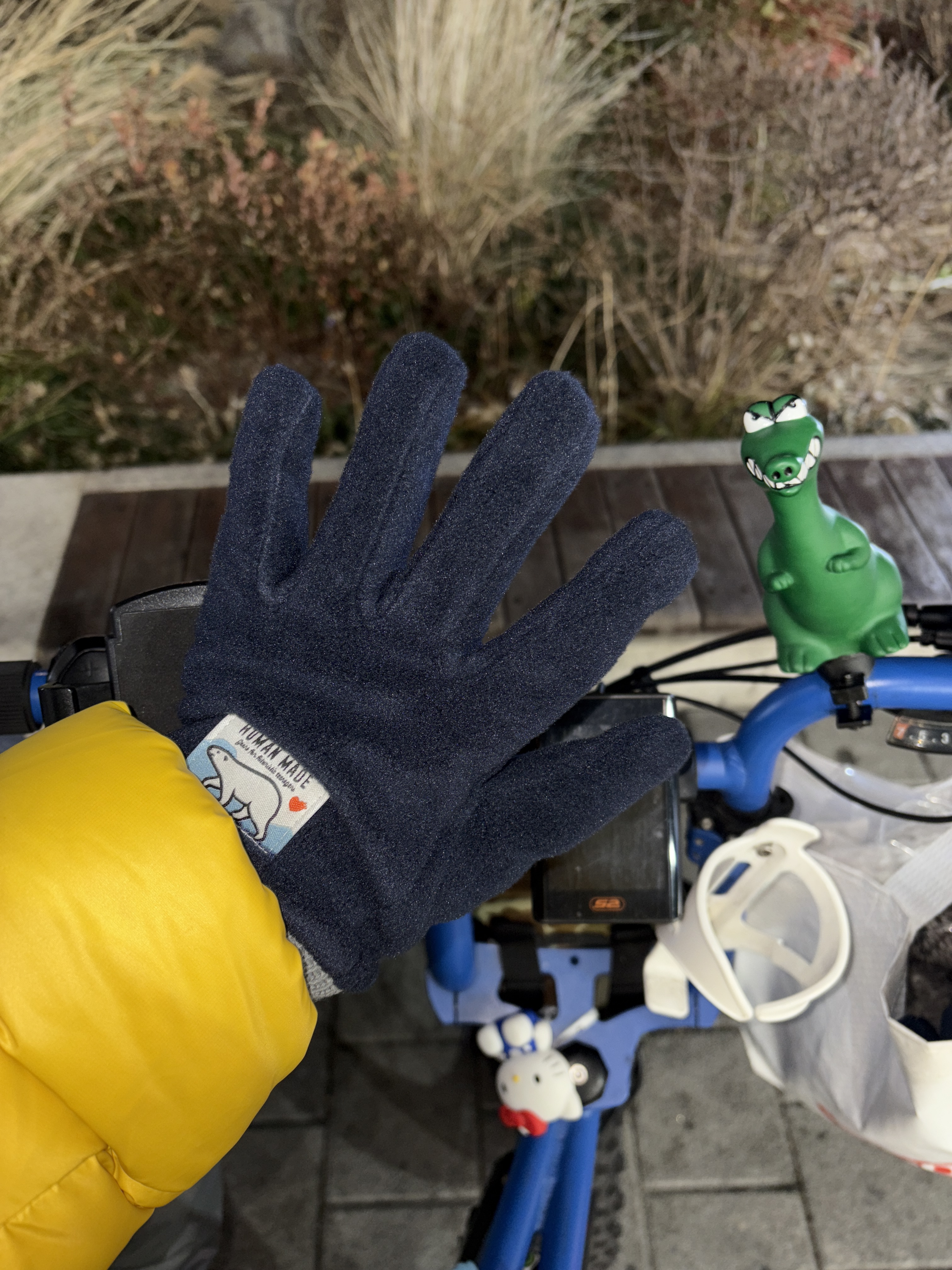 Human Made Fleece Gloves Navy 착용 스타일