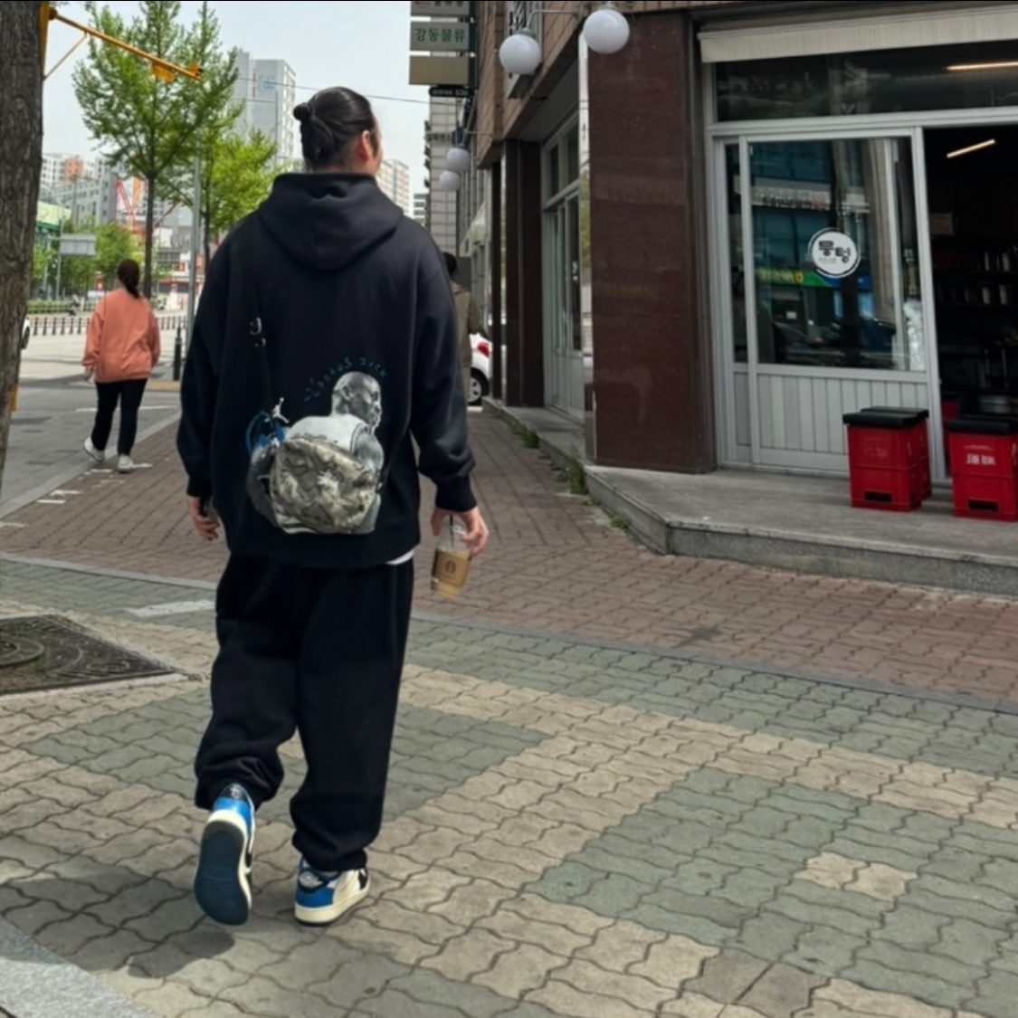 Jordan x Travis Scott Jumpman Jack TR Black and Dark Mocha, Nike x Stussy Reversible Jacket Black (FJ9154-010) 착용 스타일 - 4