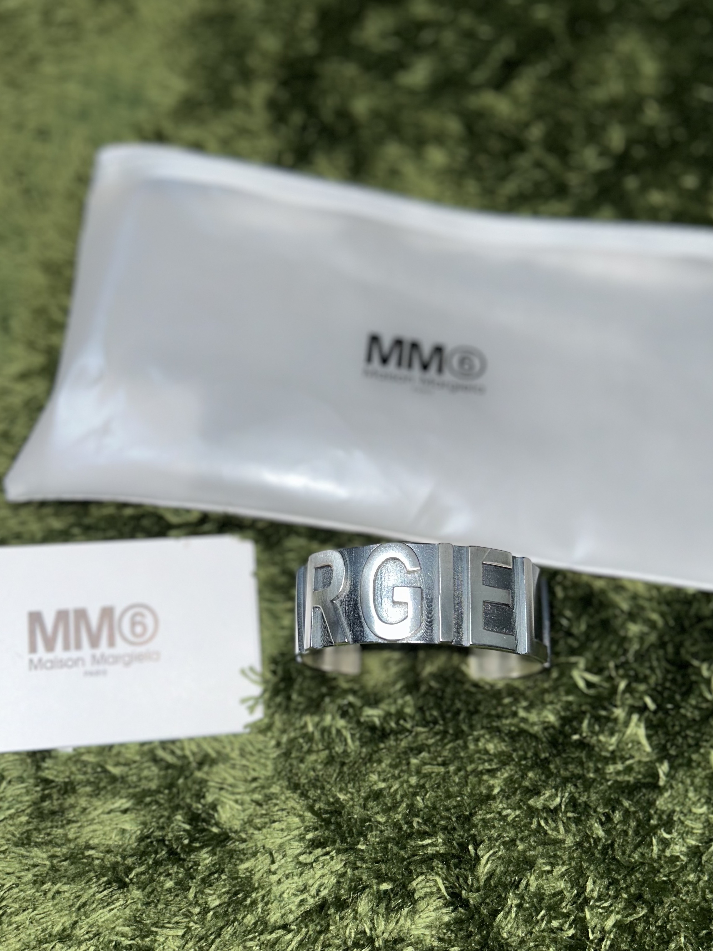 (W) MM6 Maison Margiela Logo Bracelet Silver 착용 스타일 - 1