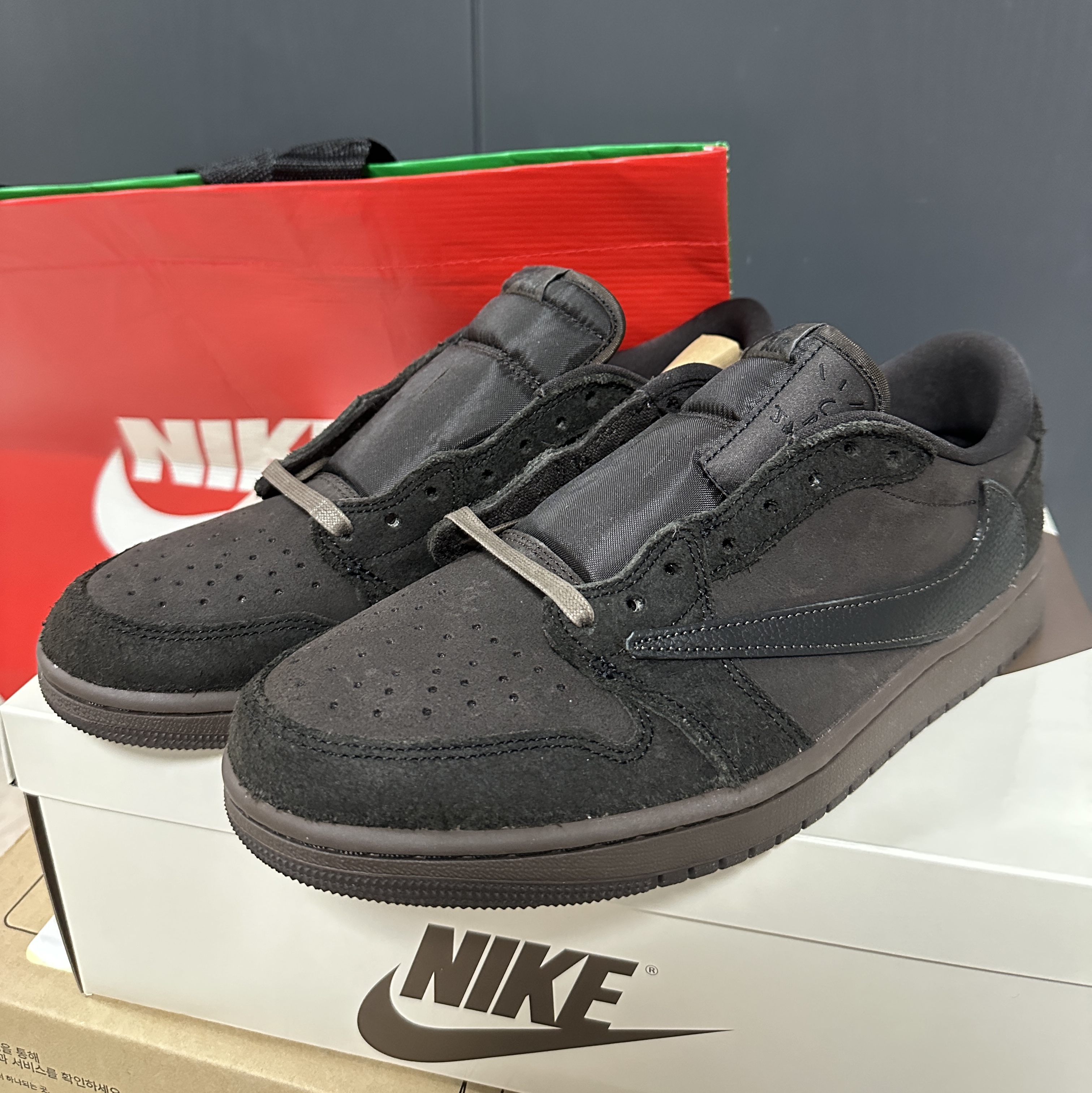 Jordan 1 x Travis Scott Retro Low OG SP Velvet Brown and Dark Mocha 착용 스타일