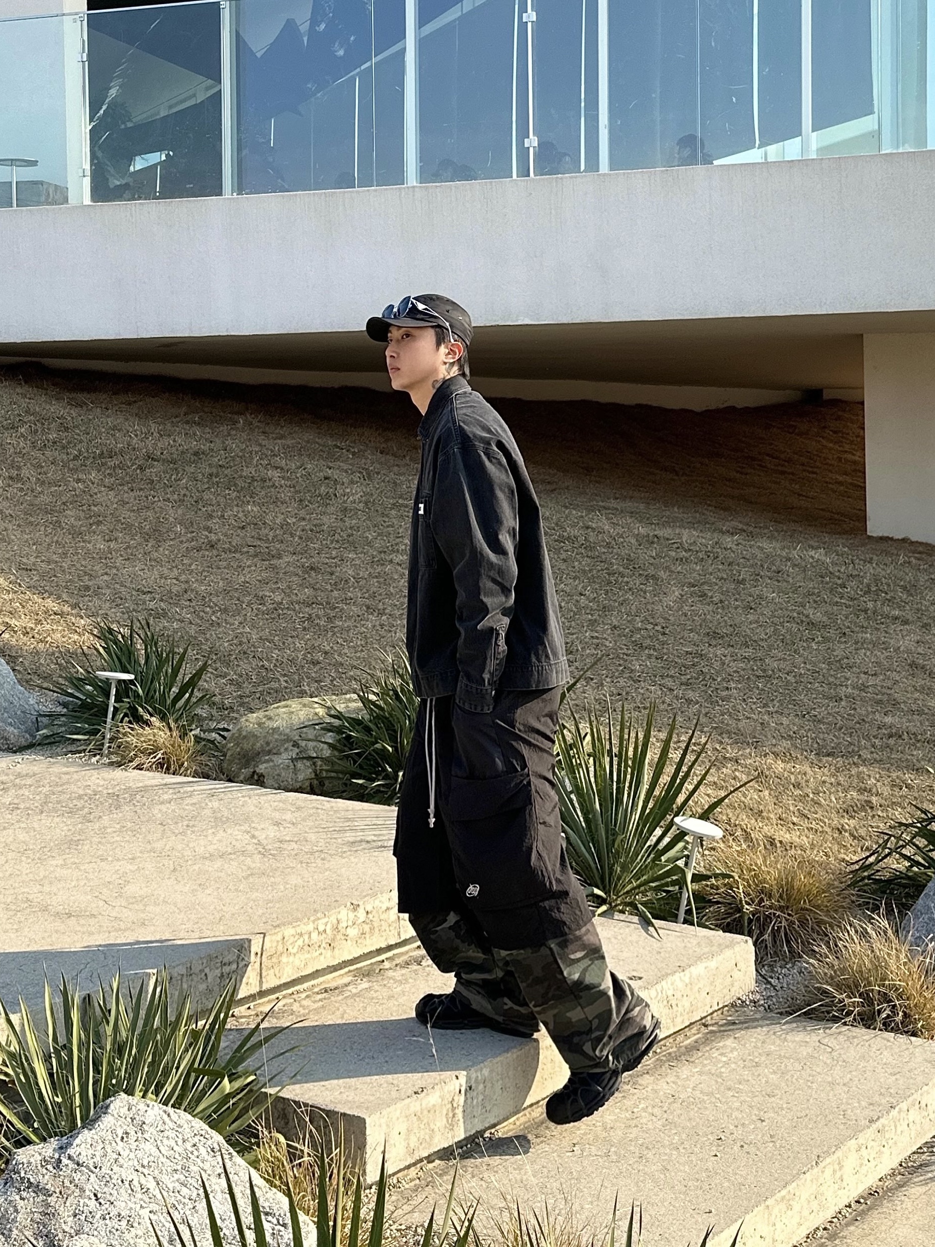 Jacquemus La Chemise De Nimes Boxy Denim Shirt Black, Nike Air Kukini Triple Black 착용 스타일 - 3