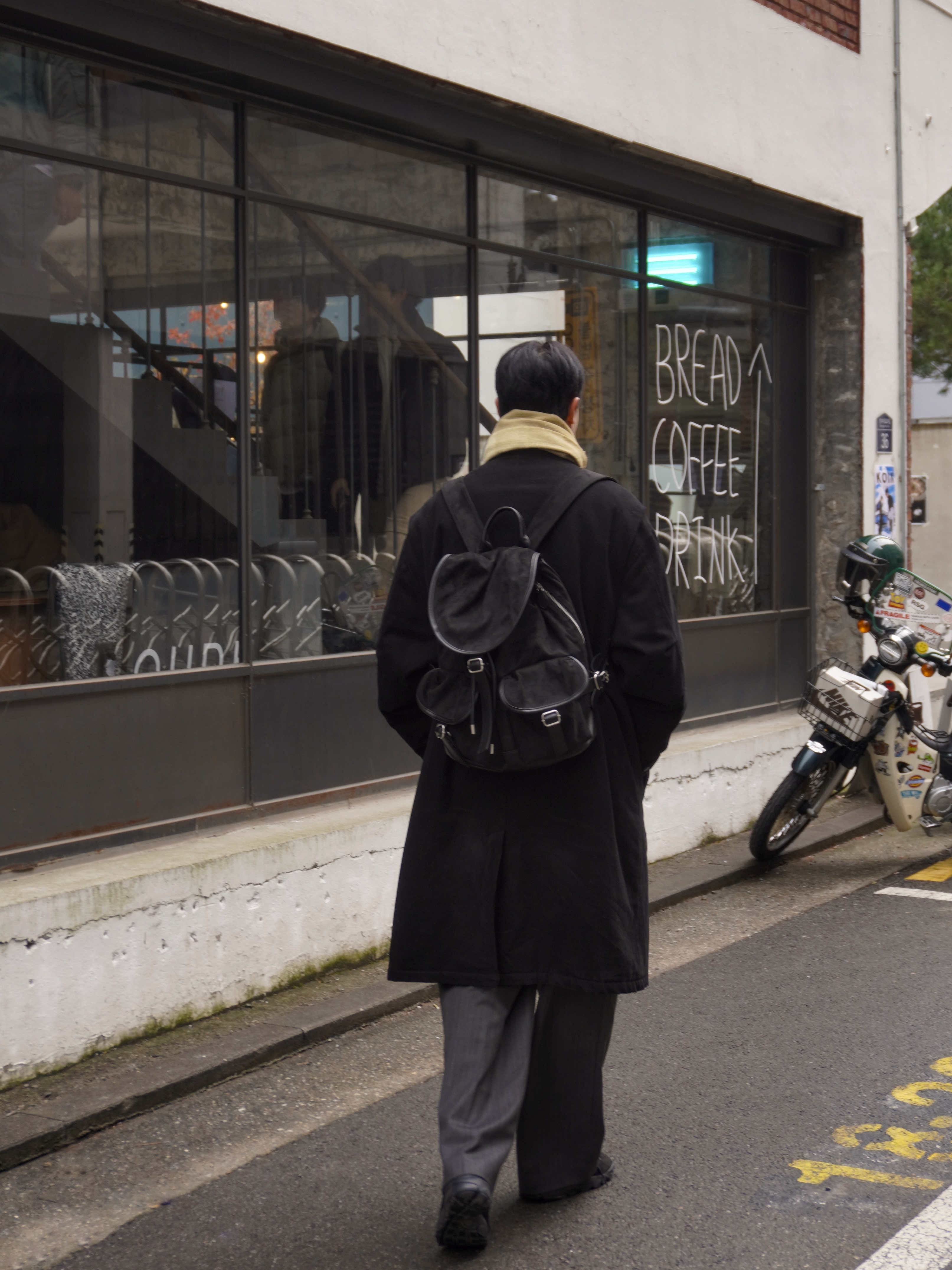 LEARVE Albert Suede Rucksack Black, Haleine Oversized Military Long Parka Black (VJ312) 착용 스타일 - 4