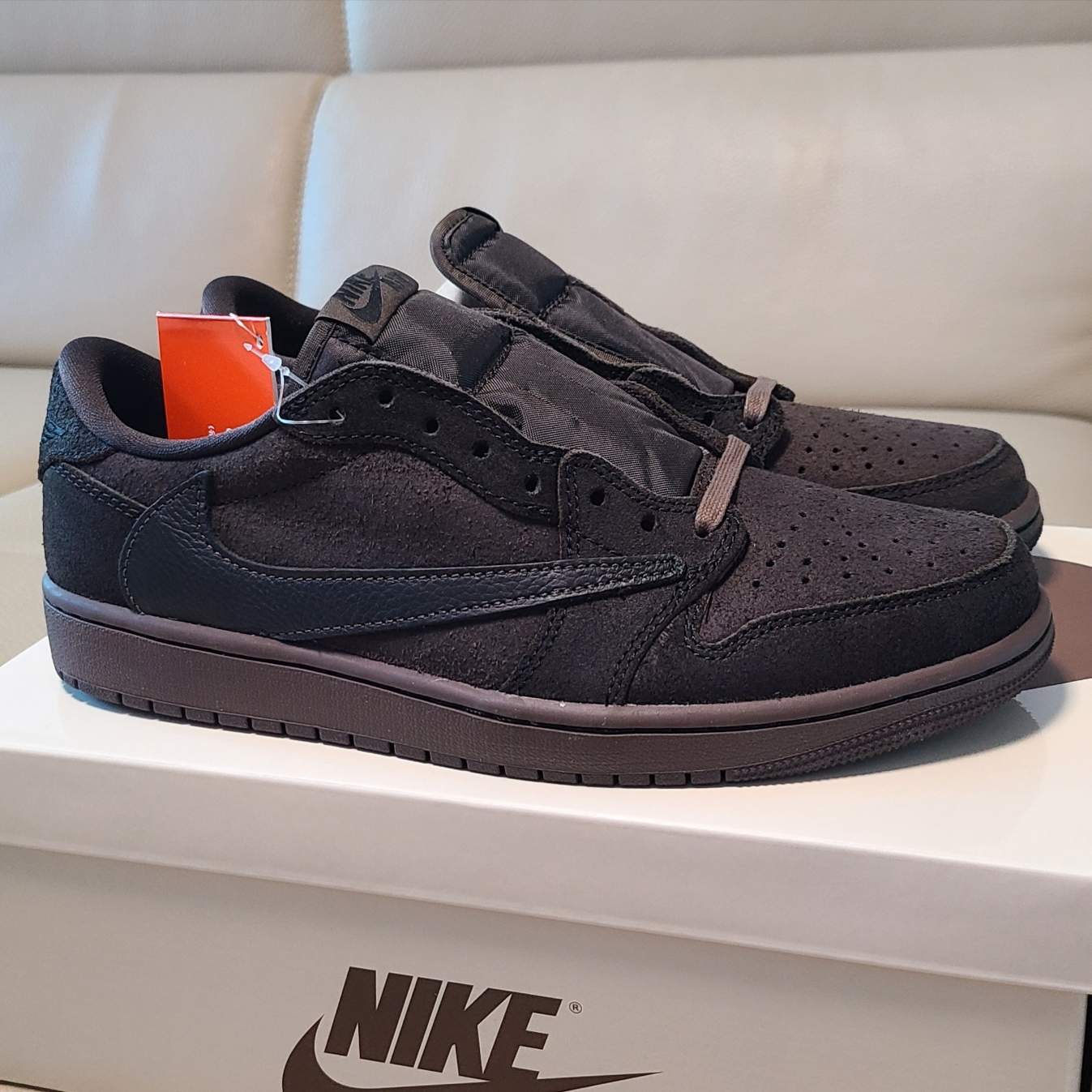 Jordan 1 x Travis Scott Retro Low OG SP Velvet Brown and Dark Mocha 착용 스타일 - 1