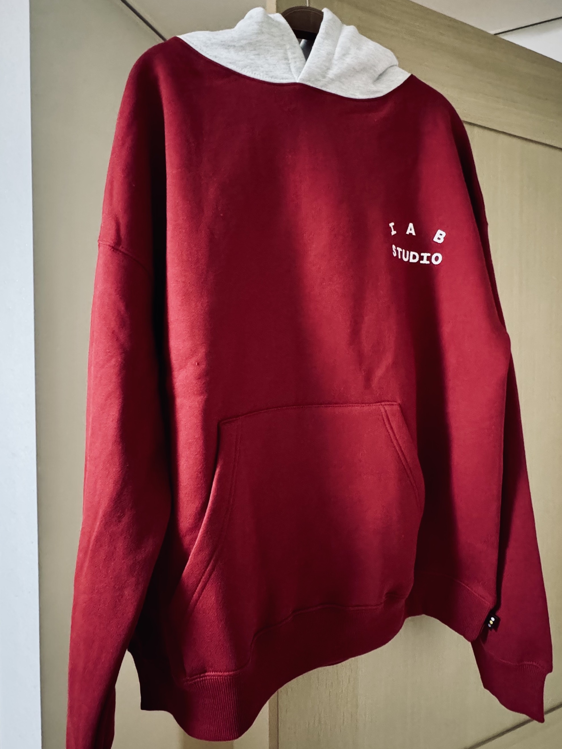 IAB Studio 24 Christmas Hoodie Burgundy Oatmeal 착용 스타일 - 2