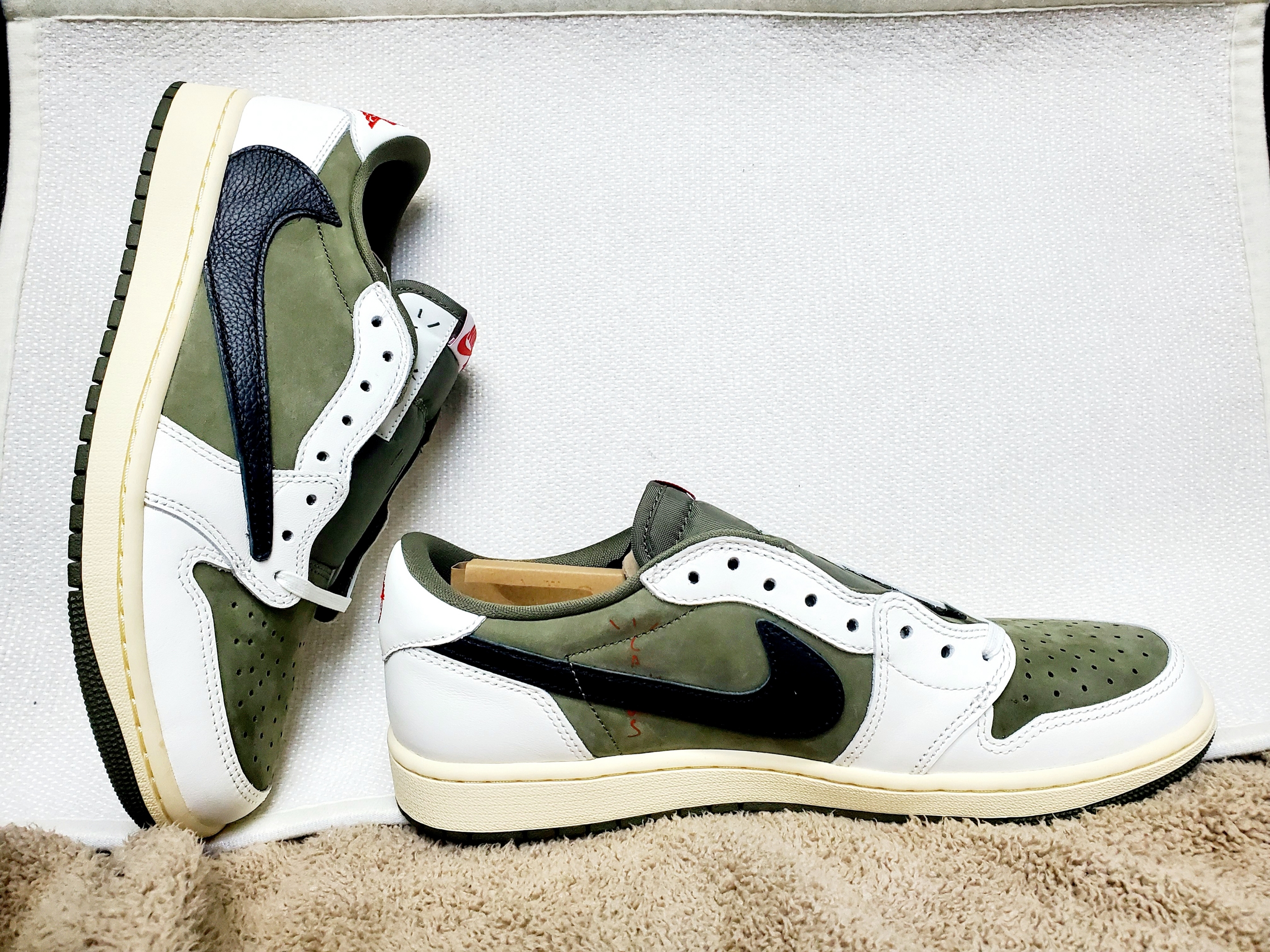 Jordan 1 x Travis Scott Retro Low OG SP Reverse Olive 착용 스타일