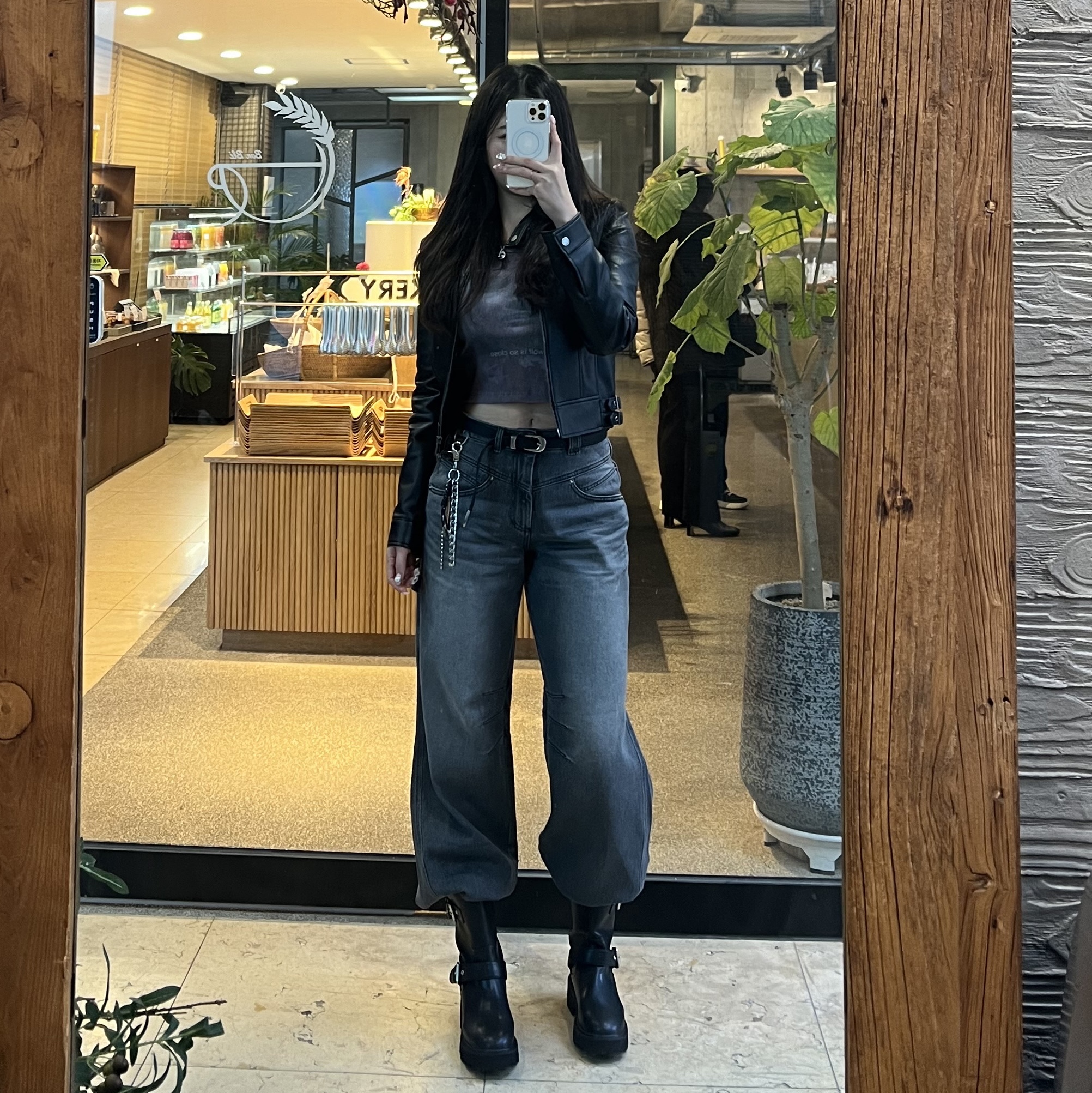 (W) Bohemian Seoul Matt Leather Biker Jacket Black 착용 스타일 - 2