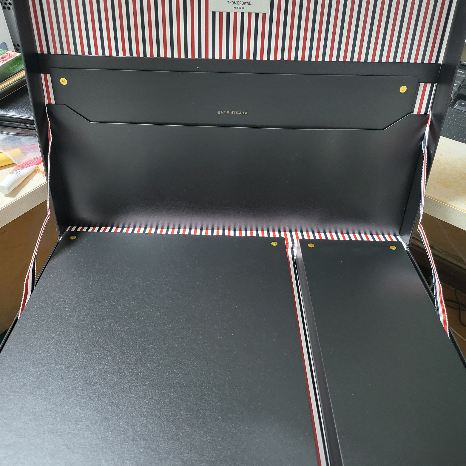 Samsung Galaxy Z Fold5 Thom Browne Edition (Korean Ver.) 착용 스타일