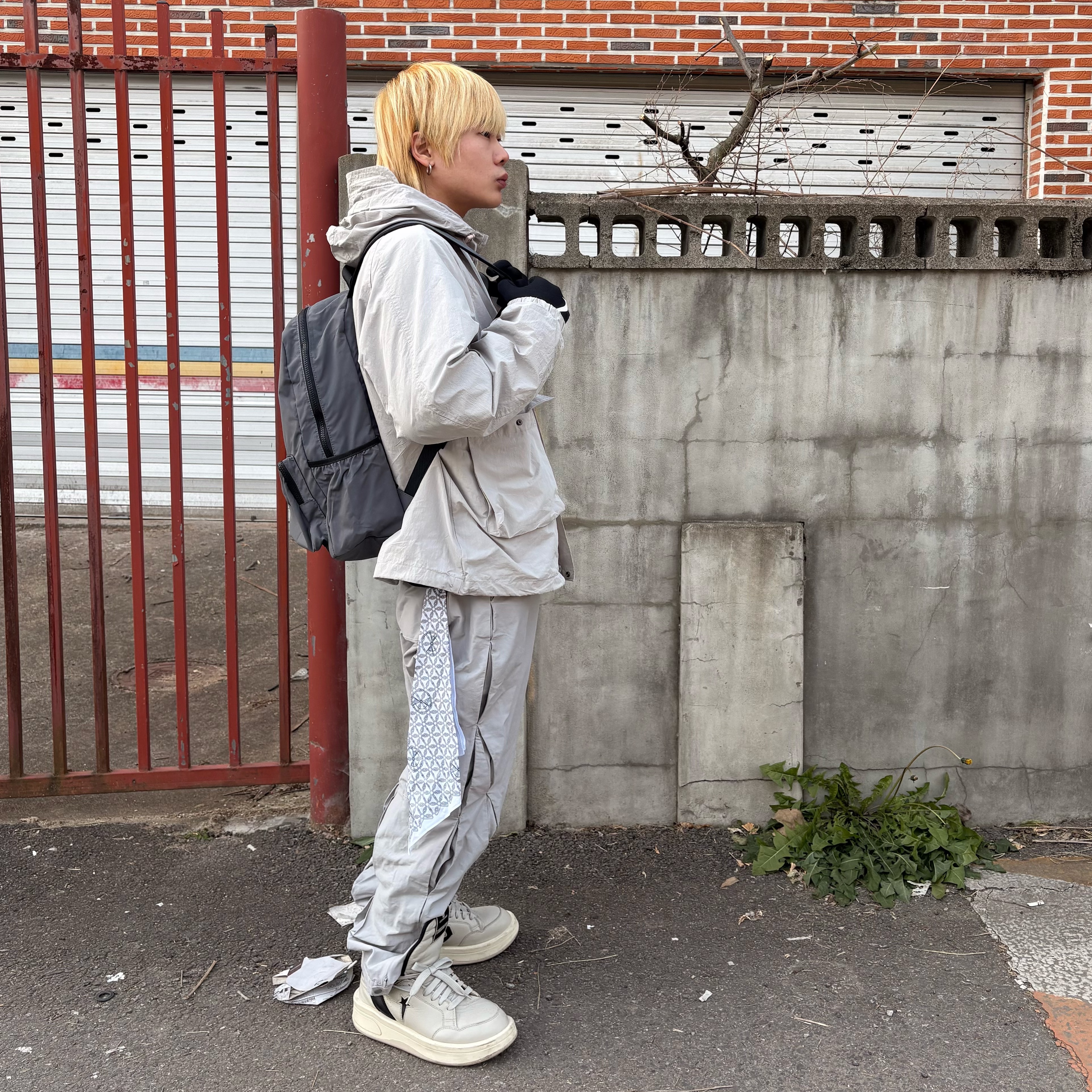 Converse x Drkshdw Turbowpn Pelican, Nike Therma-Fit Academy Football Gloves Black 착용 스타일 - 1