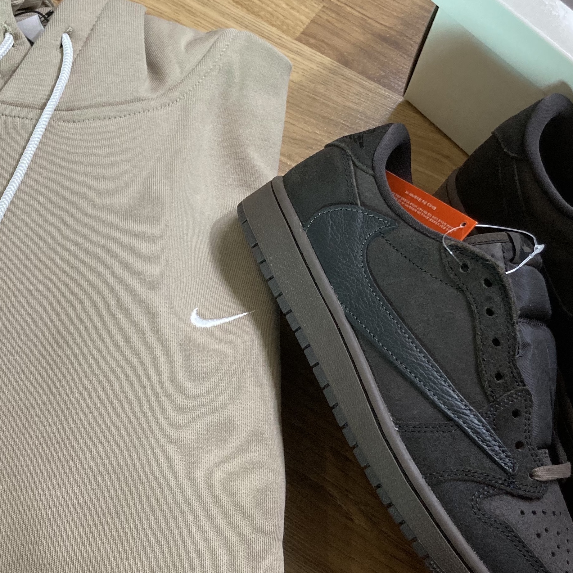 Jordan 1 x Travis Scott Retro Low OG SP Velvet Brown and Dark Mocha, Nike NRG Solo Swoosh Fleece Hoodie Khaki - Asia 착용 스타일