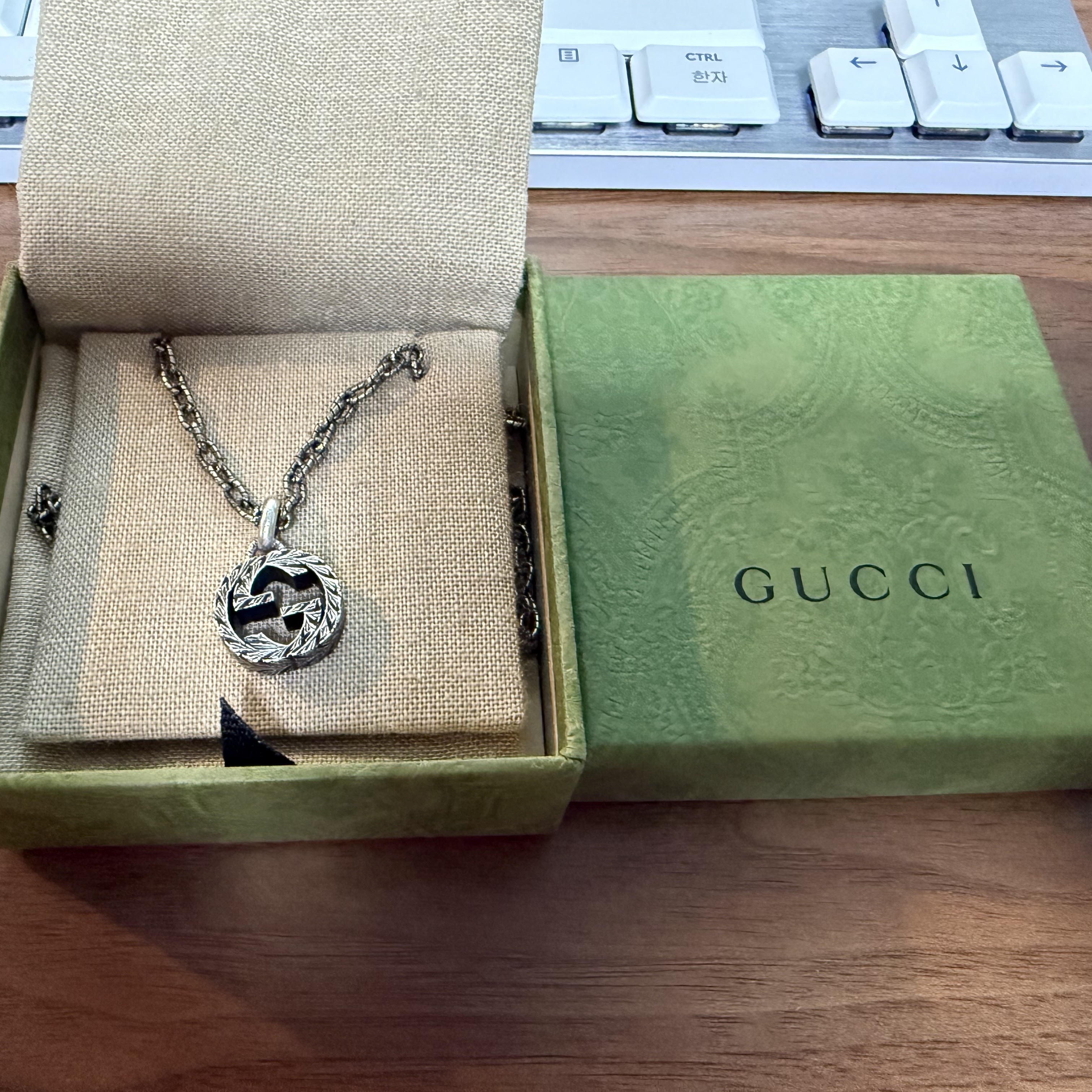 Gucci Interlocking G Pendant Necklace Silver 착용 스타일