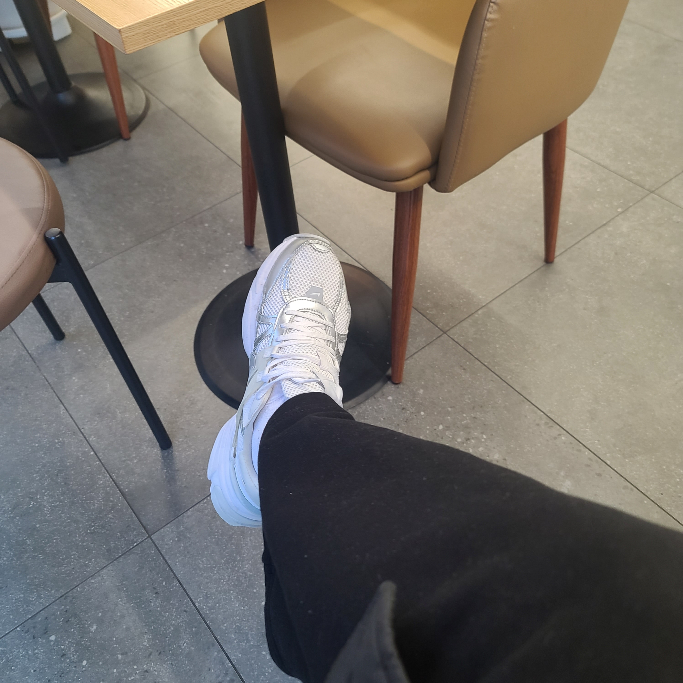 Nike V2K Run Metallic Silver White 착용 스타일