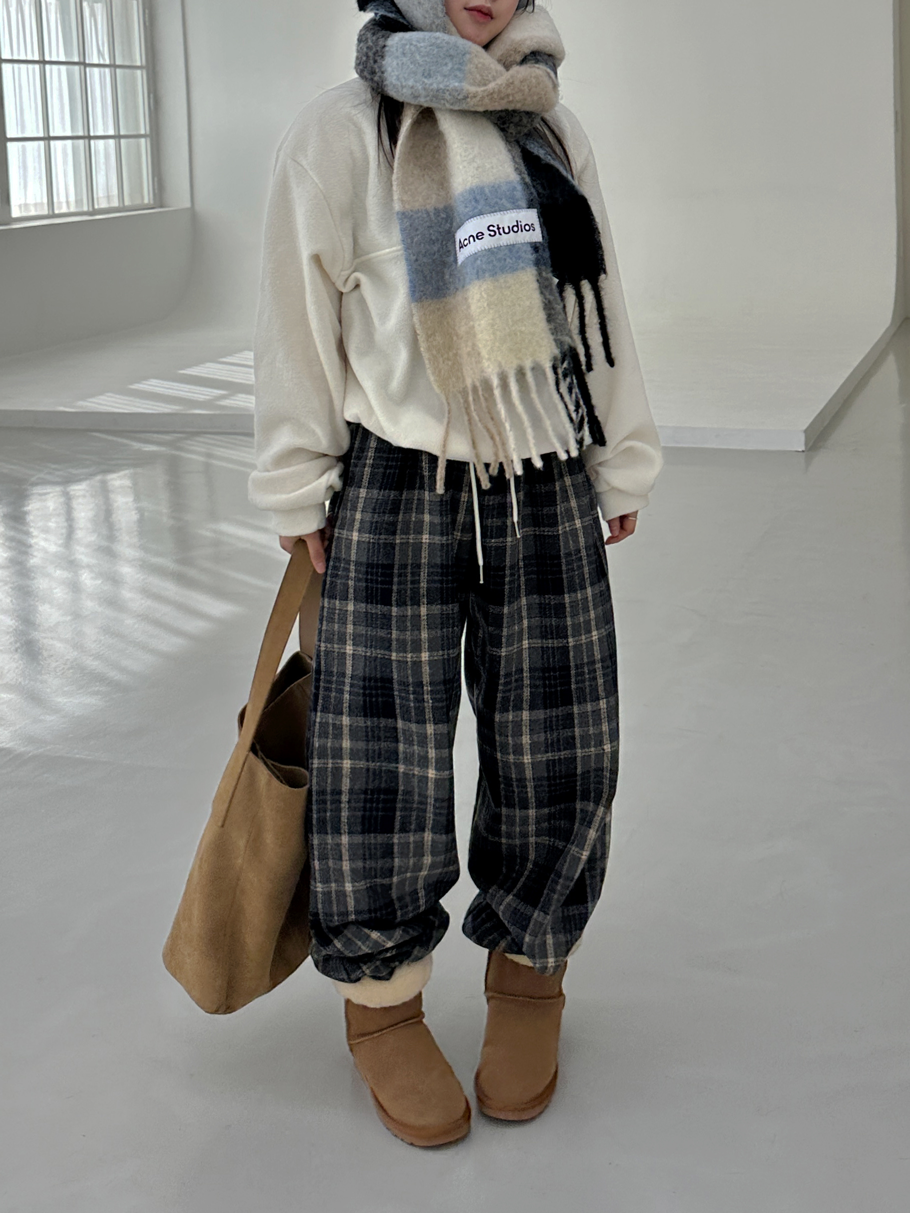Acne Studios Mohair Check Muffler Blue Beige Black 착용 스타일 - 3