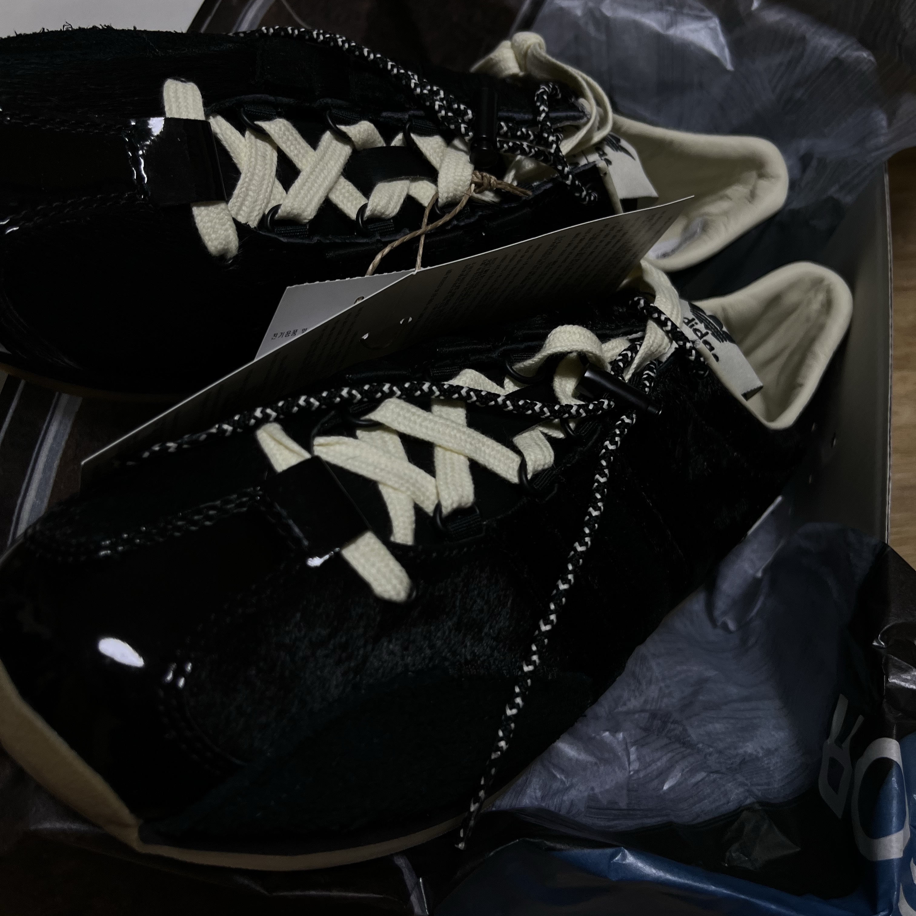Adidas x Song for the Mute Country OG Core Black Cream White 착용 스타일
