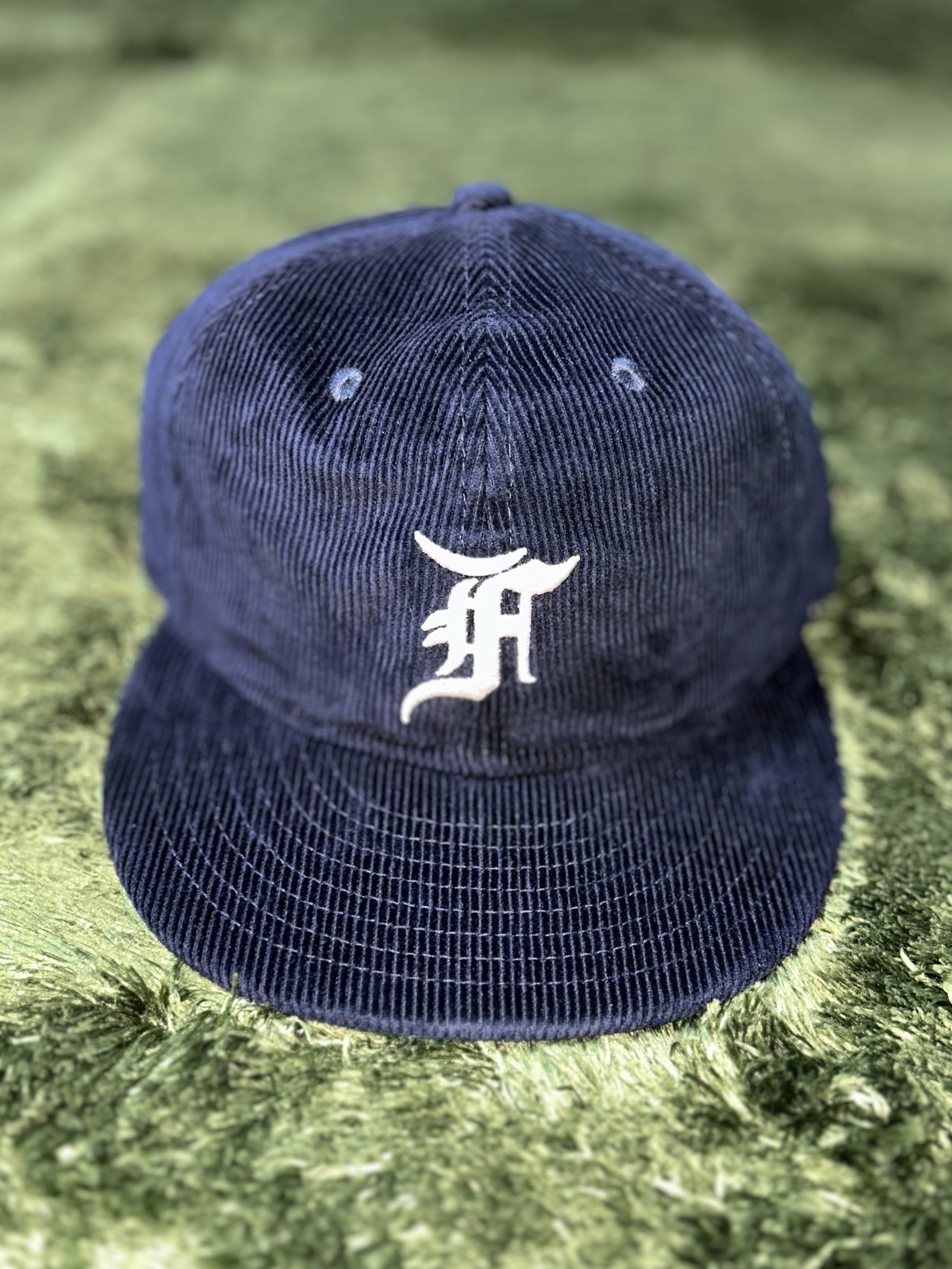 New Era x Fear of God 59FIFTY Corduroy Size Cap Navy 착용 스타일 - 1