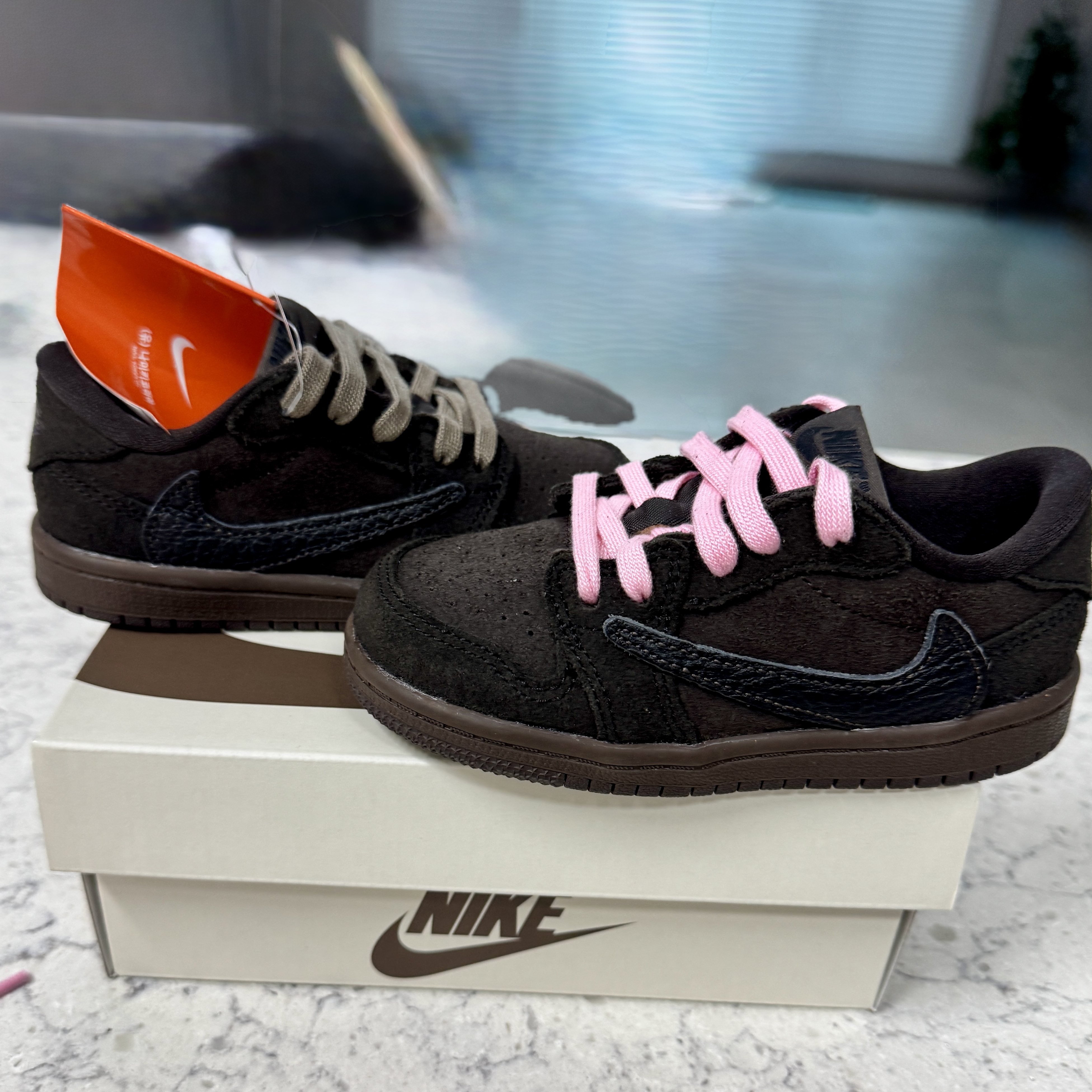 (TD) Jordan 1 x Travis Scott Retro Low OG SP Velvet Brown and Dark Mocha 착용 스타일 - 1